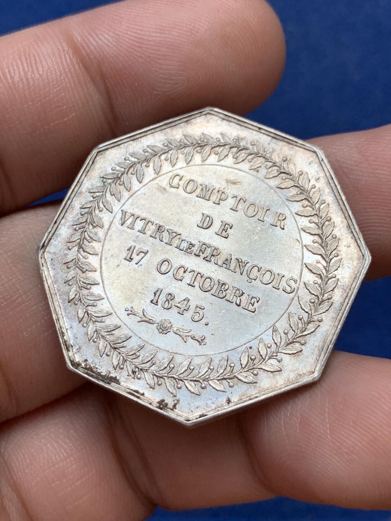 《竞宝斋》第299场- 周日，周一  2场连拍 （全场包邮） 法国保险信用联盟八角银质代币 女性形象的墨丘利，高浮雕，18.09g，34.3mm，手指边铭