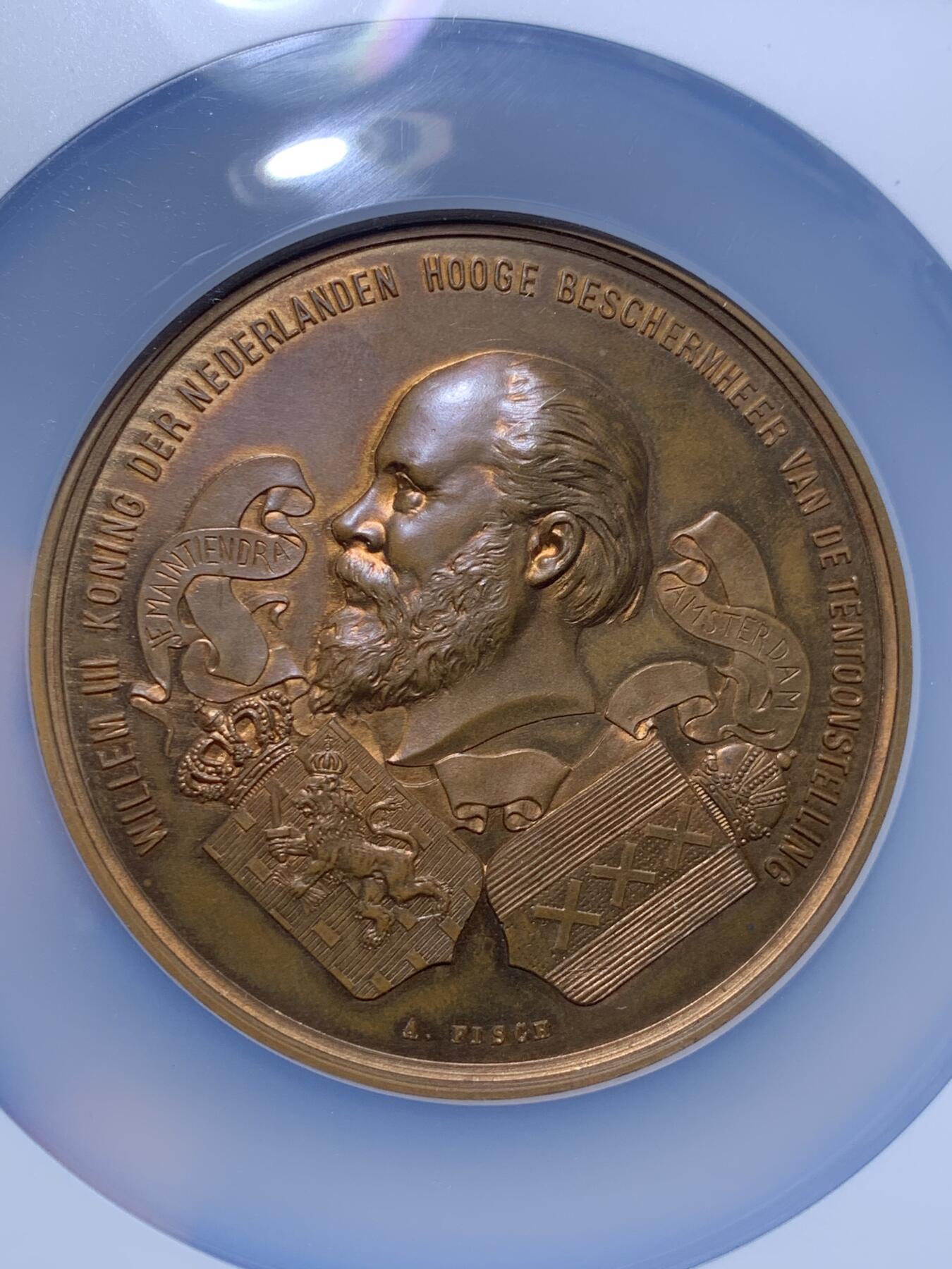 《竞宝斋》第299场- 周日，周一  2场连拍 （全场包邮） NGC MS63BN 荷兰1883年威廉三世博览会超大铜章牌 阿姆斯特丹世界博览会暨国际殖民和出口贸易展览会，正面头像是国王威廉三世，直径69.5mm  加厚盒装