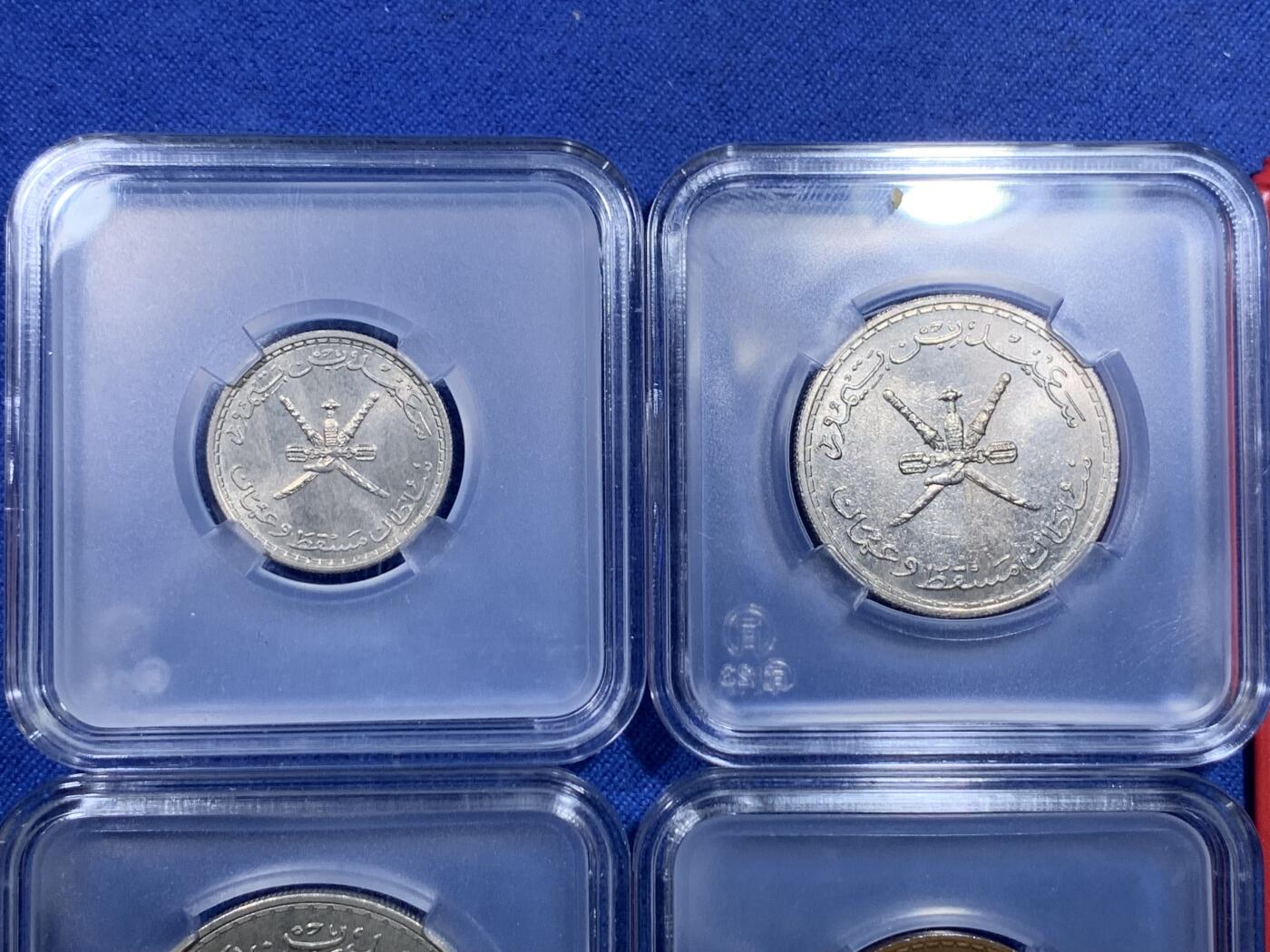 《竞宝斋》第299场- 周日，周一  2场连拍 （全场包邮） 稀少！ 1970马斯喀特阿曼官方MS 这套的亮点不仅在于原装MS 完全没有PVC污染绝对是市面上仅见 之前的藏家一直将币和外包装分装 因此没有PVC残留 评级都能出分 极为不易 每一枚都是MS转光 铜币巧克力色非常漂亮