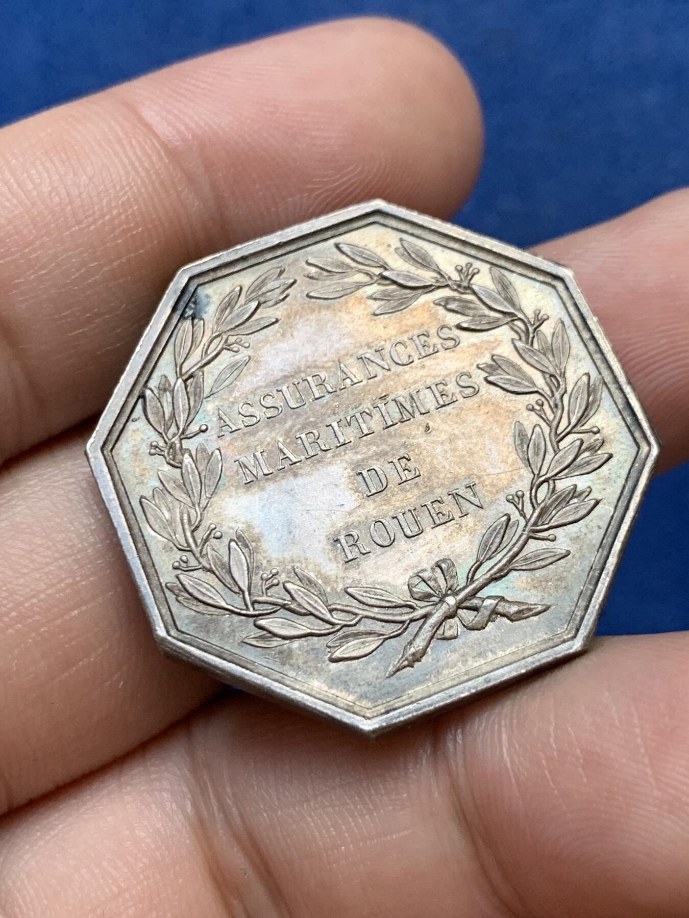 《竞宝斋》第299场- 周日，周一  2场连拍 （全场包邮） 法国鲁昂海上保险公司八角银质代币 16g 32.5mm 早期无边铭