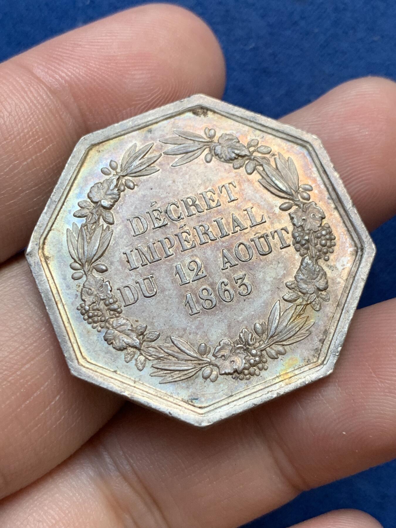 《竞宝斋》第299场- 周日，周一  2场连拍 （全场包邮） 法国1863中央保险公司八角银质代币 小名誉品放射龙 19.96g 34.6mm 丰饶角边铭 五彩包浆