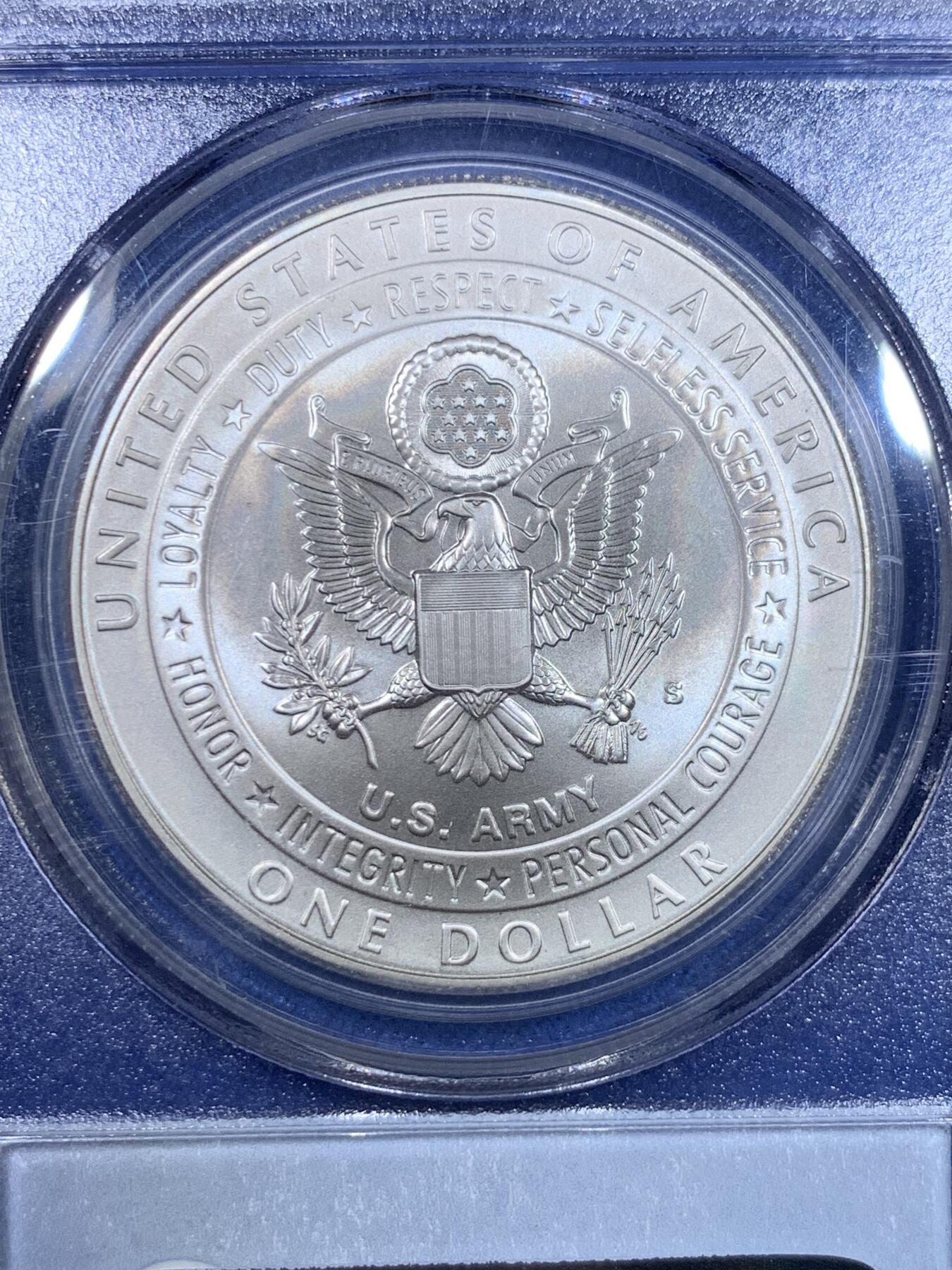 《竞宝斋》第299场- 周日，周一  2场连拍 （全场包邮） PCGS MS69 美国2011年美国陆军1美元纪念银币 币面清爽干净又漂亮，状态极佳，PC老白盒严评无官网图。