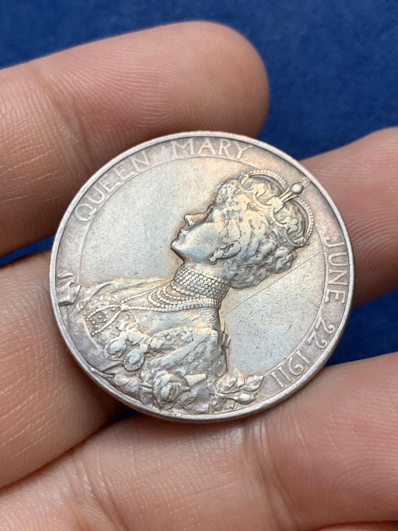 《竞宝斋》第299场- 周日，周一  2场连拍 （全场包邮） 1911年英国乔治五世国王皇后加冕礼银章12.6克 30.6mm