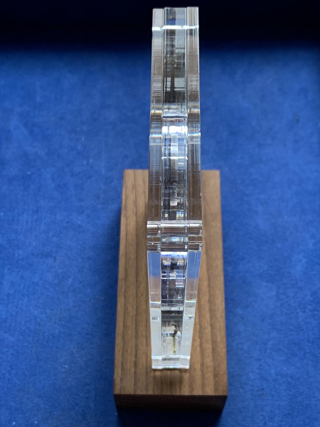 《竞宝斋》第299场- 周日，周一  2场连拍 （全场包邮） 纽埃2021冲击时刻恐龙灭绝陨石银币，由2盎司9999银和45亿年前Muonionalusta陨石制作，精致高浮雕与Numizzmi 合作打造。全球777枚，带原盒证书和原装亚克力展示盒，原价3200 稀缺品种 整套保存的非常好