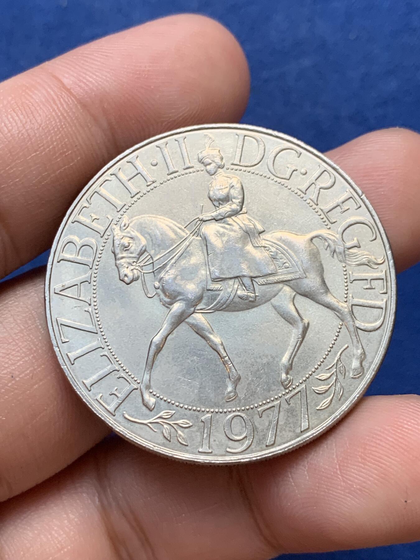 《竞宝斋》第299场- 周日，周一  2场连拍 （全场包邮） 两枚一组 英国1977年1克朗女王登基克朗型纪念币