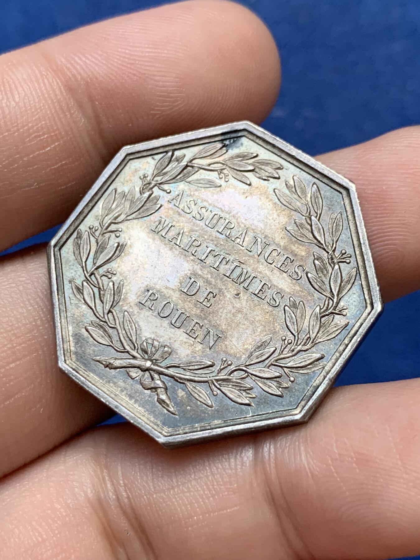 《竞宝斋》第299场- 周日，周一  2场连拍 （全场包邮） 法国鲁昂海上保险公司八角银质代币 16g 32.5mm 早期无边铭