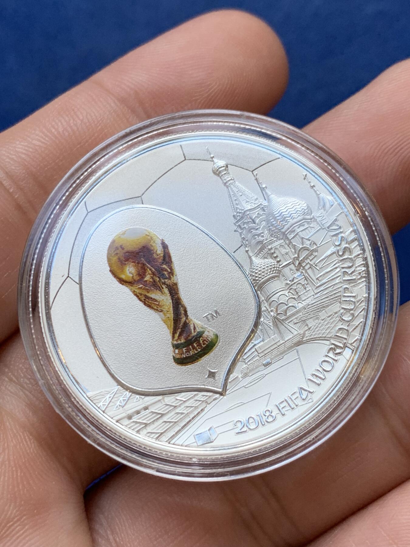 《竞宝斋》第299场- 周日，周一  2场连拍 （全场包邮） 俄罗斯世界杯官方纪念银币，凹面设计。999银21克。品相好。