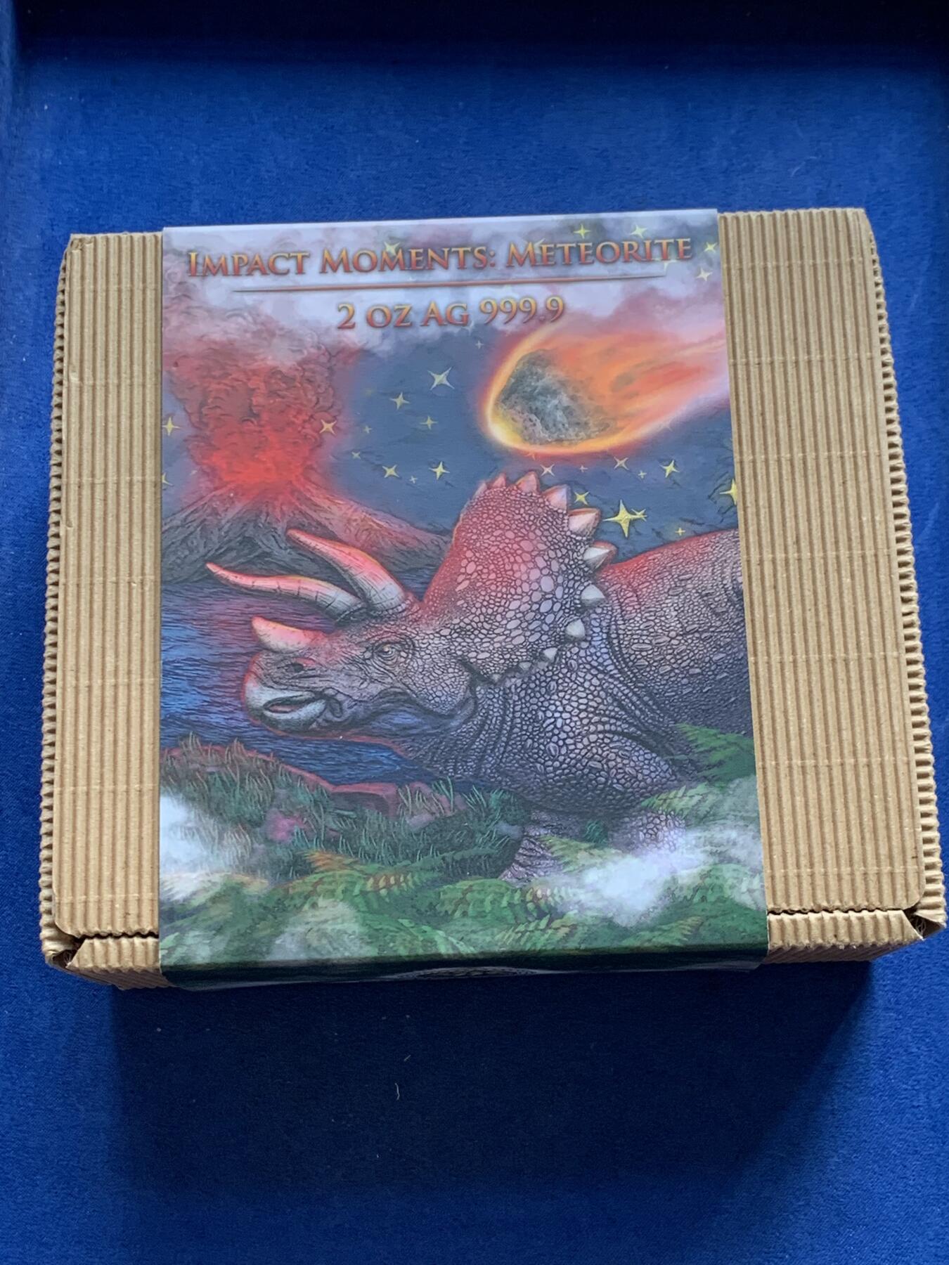 《竞宝斋》第299场- 周日，周一  2场连拍 （全场包邮） 纽埃2021冲击时刻恐龙灭绝陨石银币，由2盎司9999银和45亿年前Muonionalusta陨石制作，精致高浮雕与Numizzmi 合作打造。全球777枚，带原盒证书和原装亚克力展示盒，原价3200 稀缺品种 整套保存的非常好