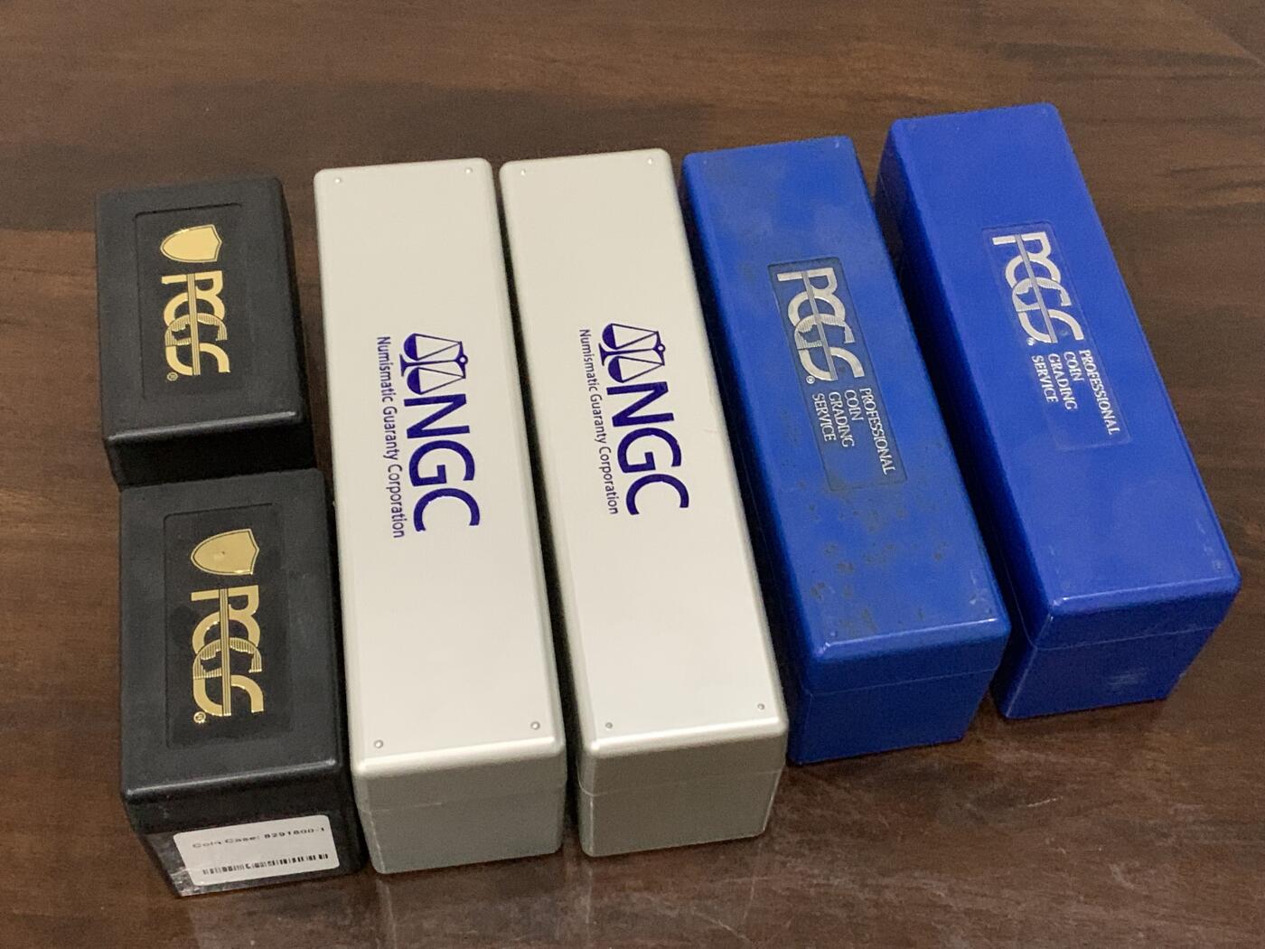 《竞宝斋》第299场- 周日，周一  2场连拍 （全场包邮） 6个盒子一组 PCGS盒子20枚装2个，10枚装2个，NGC盒子2个（其中一个是装加厚鉴定币）