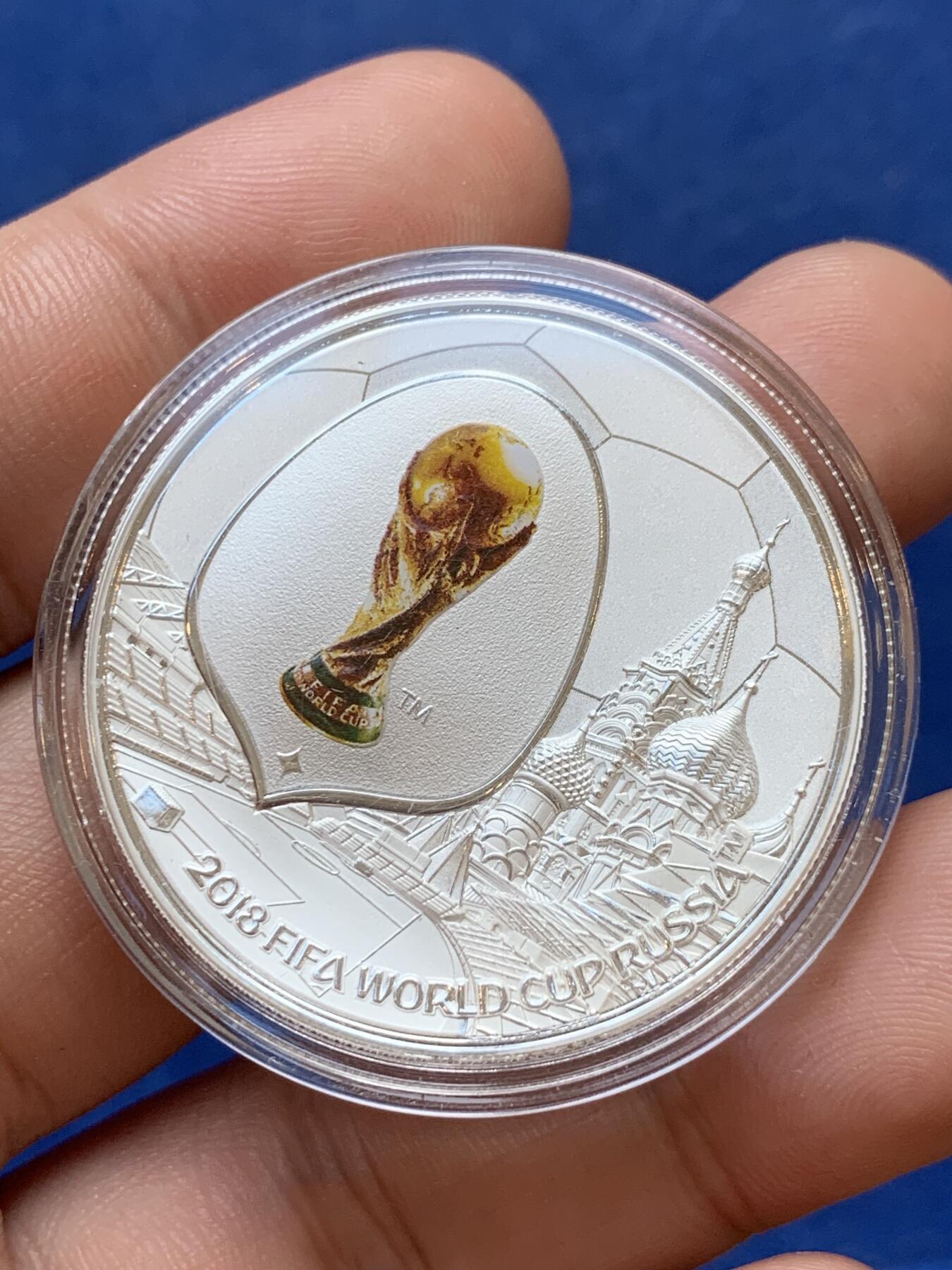 《竞宝斋》第299场- 周日，周一  2场连拍 （全场包邮） 俄罗斯世界杯官方纪念银币，凹面设计。999银21克。品相好。