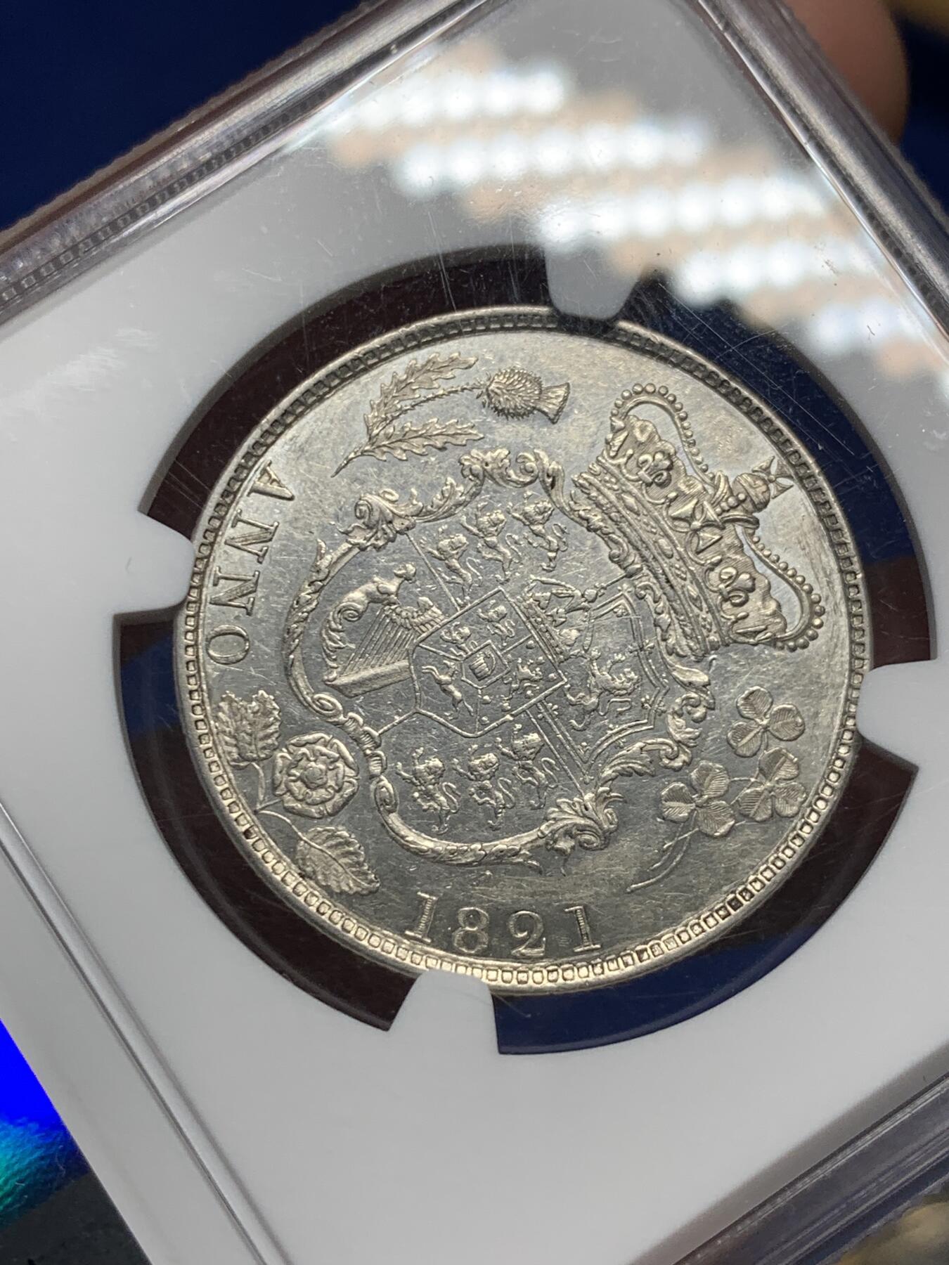 《竞宝斋》第299场- 周日，周一  2场连拍 （全场包邮） NGC AU55 英国1821年乔治四世三花版半克朗 最美半克朗 带淡彩，转光强烈 盒子边小磕