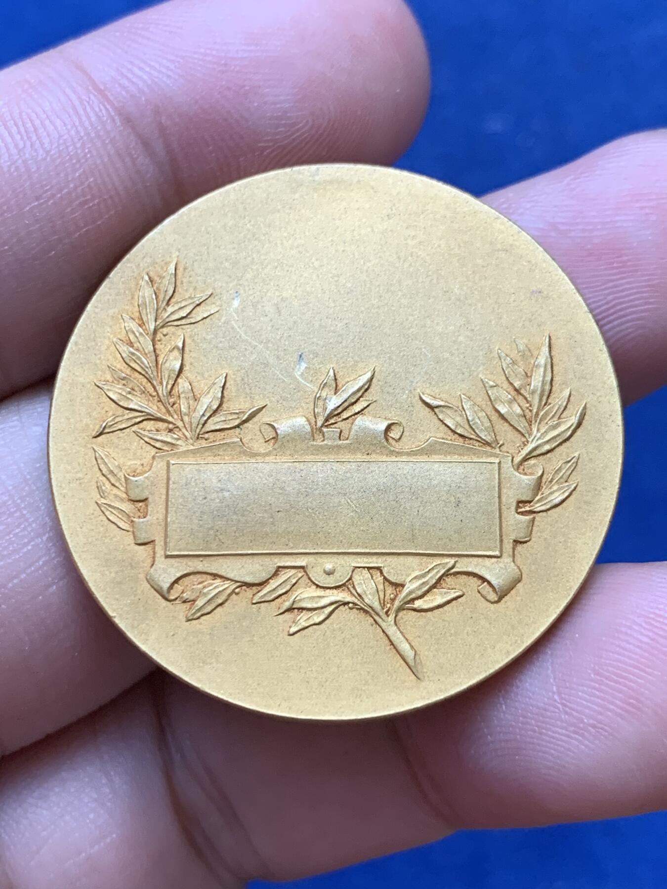 《竞宝斋》第299场- 周日，周一  2场连拍 （全场包邮） 法国农业题材铜章 作者DUBOIS 鸡、鸭、奶牛、果树、栅栏、人物等细节丰富，层次分明 25.1克 36.4mm