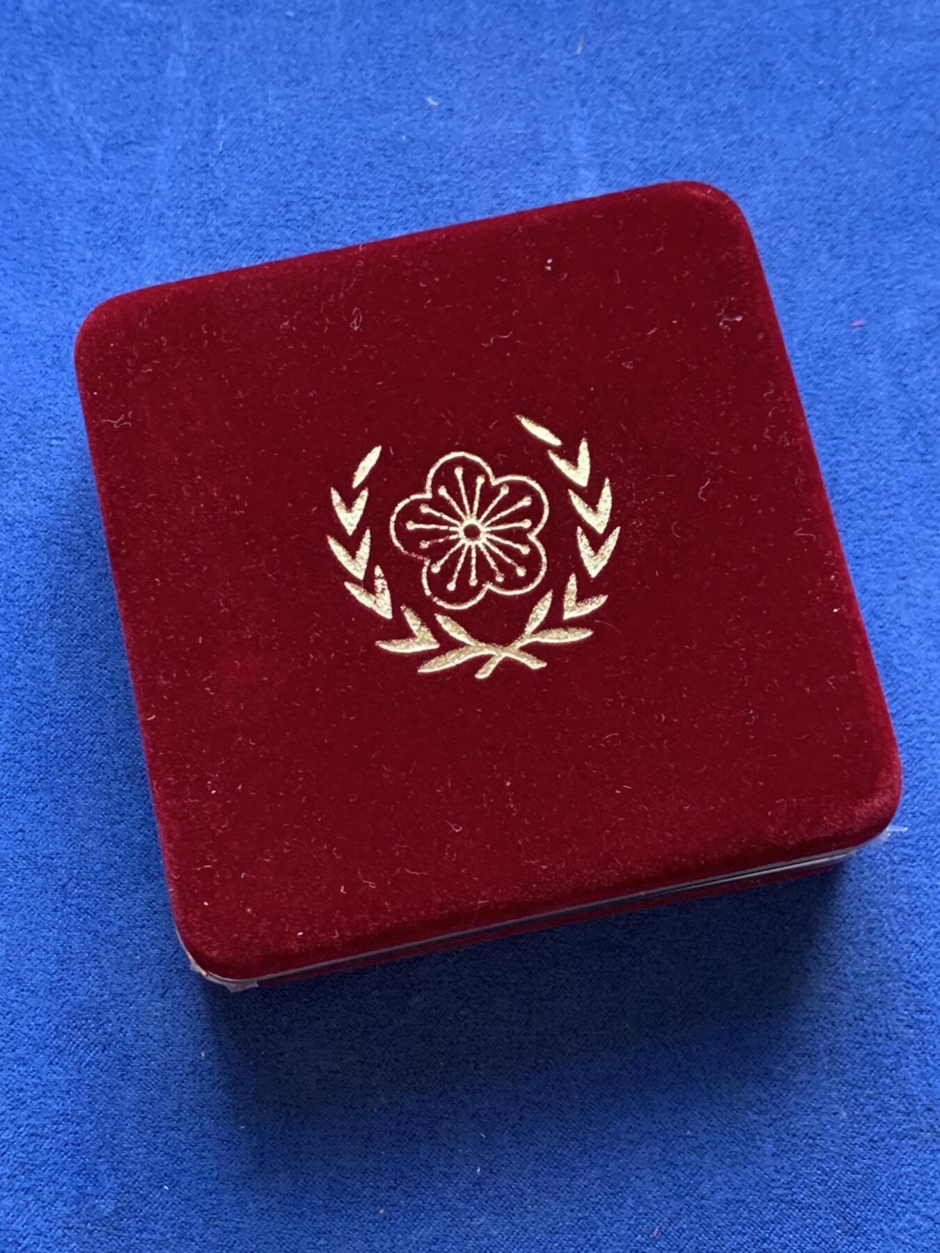 《竞宝斋》第299场- 周日，周一  2场连拍 （全场包邮） 中国台湾省1996年第九任正副省长就职纪念银币1盎司大银币 盒证齐全 银币是原封膜 热门题材