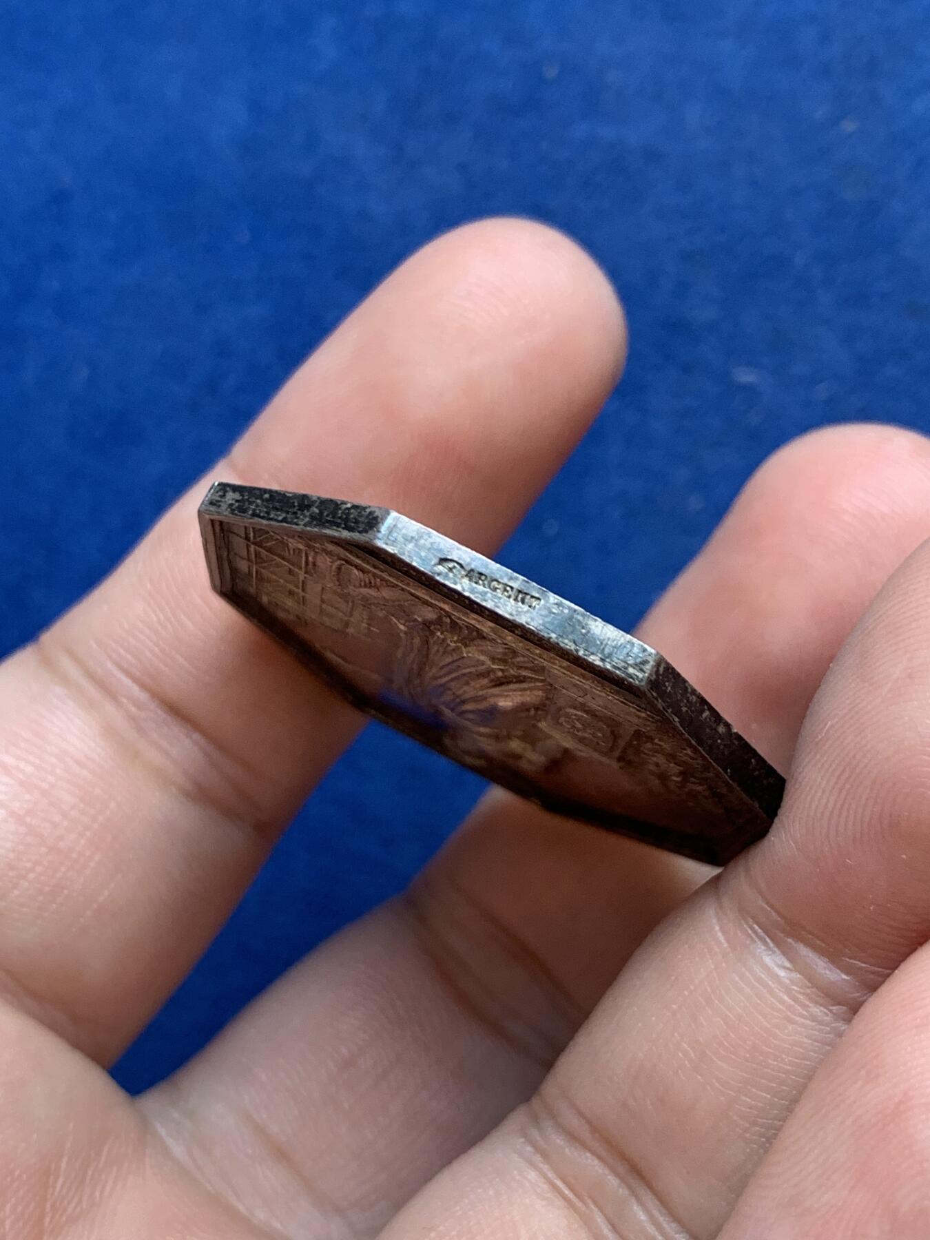 《竞宝斋》第299场- 周日，周一  2场连拍 （全场包邮） 法国北方火灾保险公司八角银质代币 16.86g 34.8mm 手指边铭 高浮雕 极美包浆