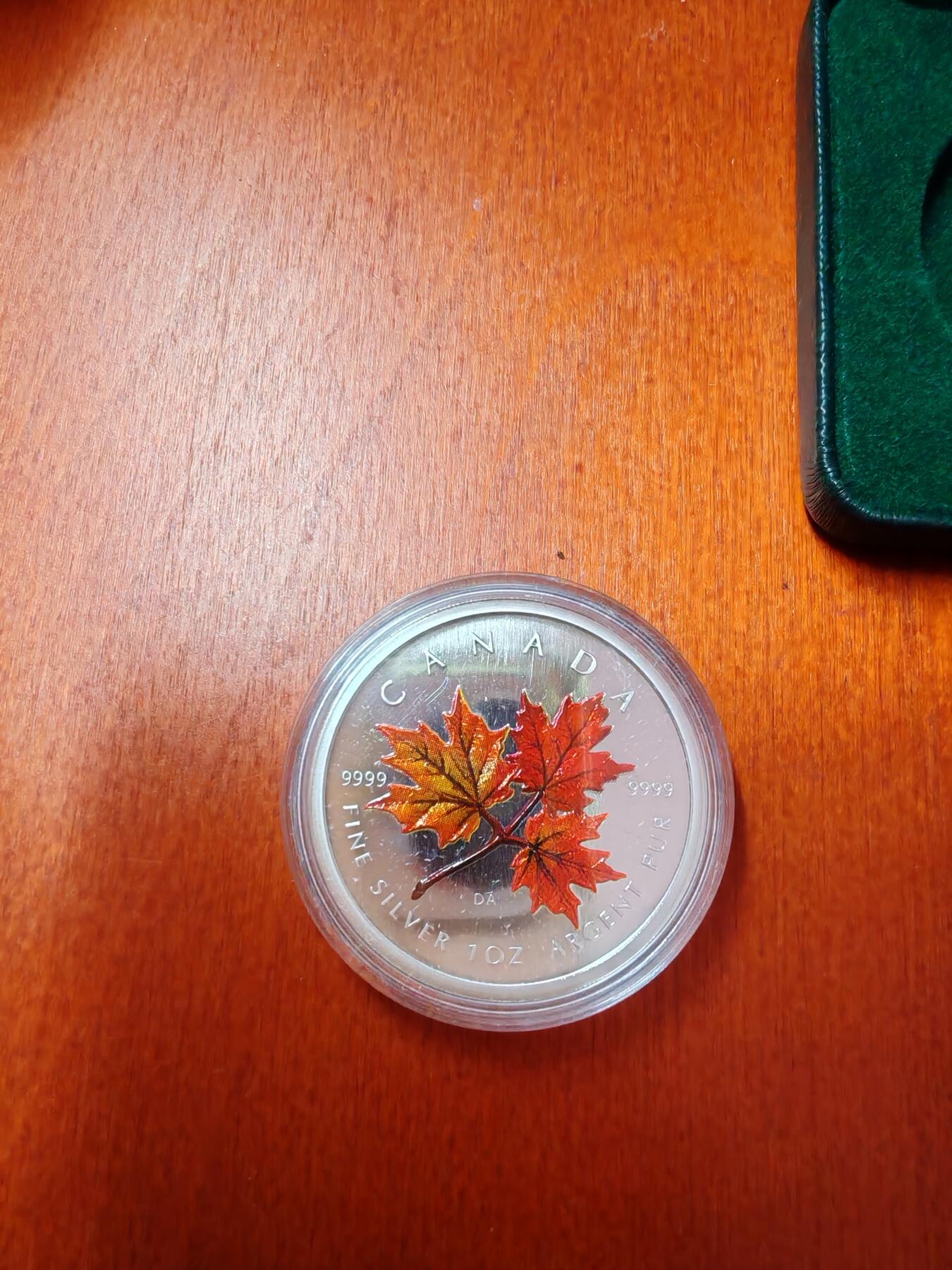 长老汇龙年精选第二十五场拍卖 2001加拿大枫叶5加元彩色精制银币，有盒无证，4.9万枚