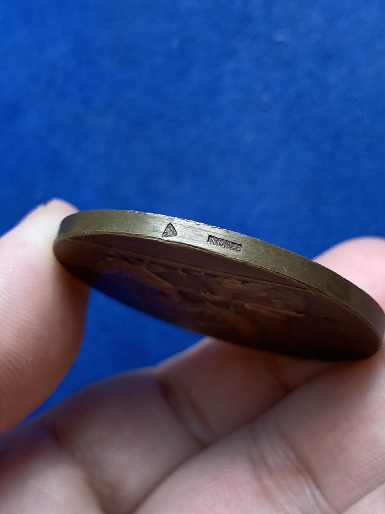 《竞宝斋》第299场- 周日，周一  2场连拍 （全场包邮） 法国铜章 几只鸡刻画精美 40.7mm 30.3克