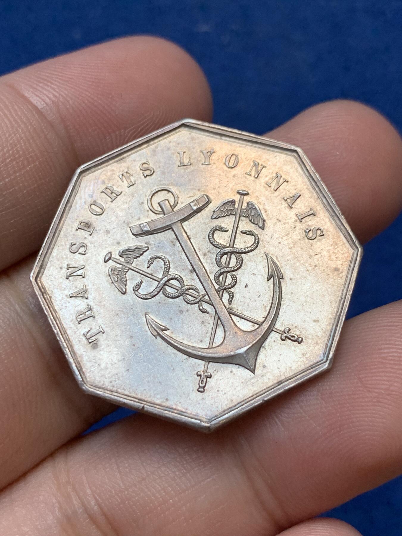 《竞宝斋》第299场- 周日，周一  2场连拍 （全场包邮） 里昂船运公司八角银质代币 手指边铭 直径31.5克 重13.2克