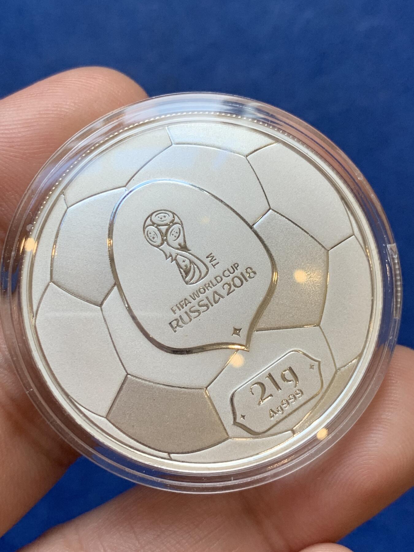 《竞宝斋》第299场- 周日，周一  2场连拍 （全场包邮） 俄罗斯世界杯官方纪念银币，凹面设计。999银21克。品相好。