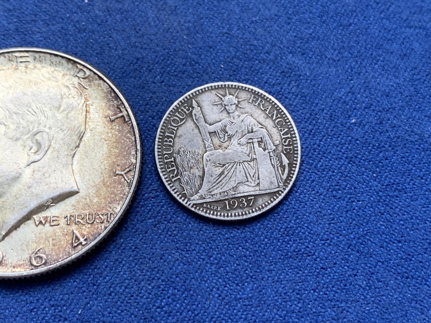 《竞宝斋》第299场- 周日，周一  2场连拍 （全场包邮） 两枚一组 1964高银版肯尼迪银币（双面五彩包浆）+1937坐洋银币十分（老味道老包浆）