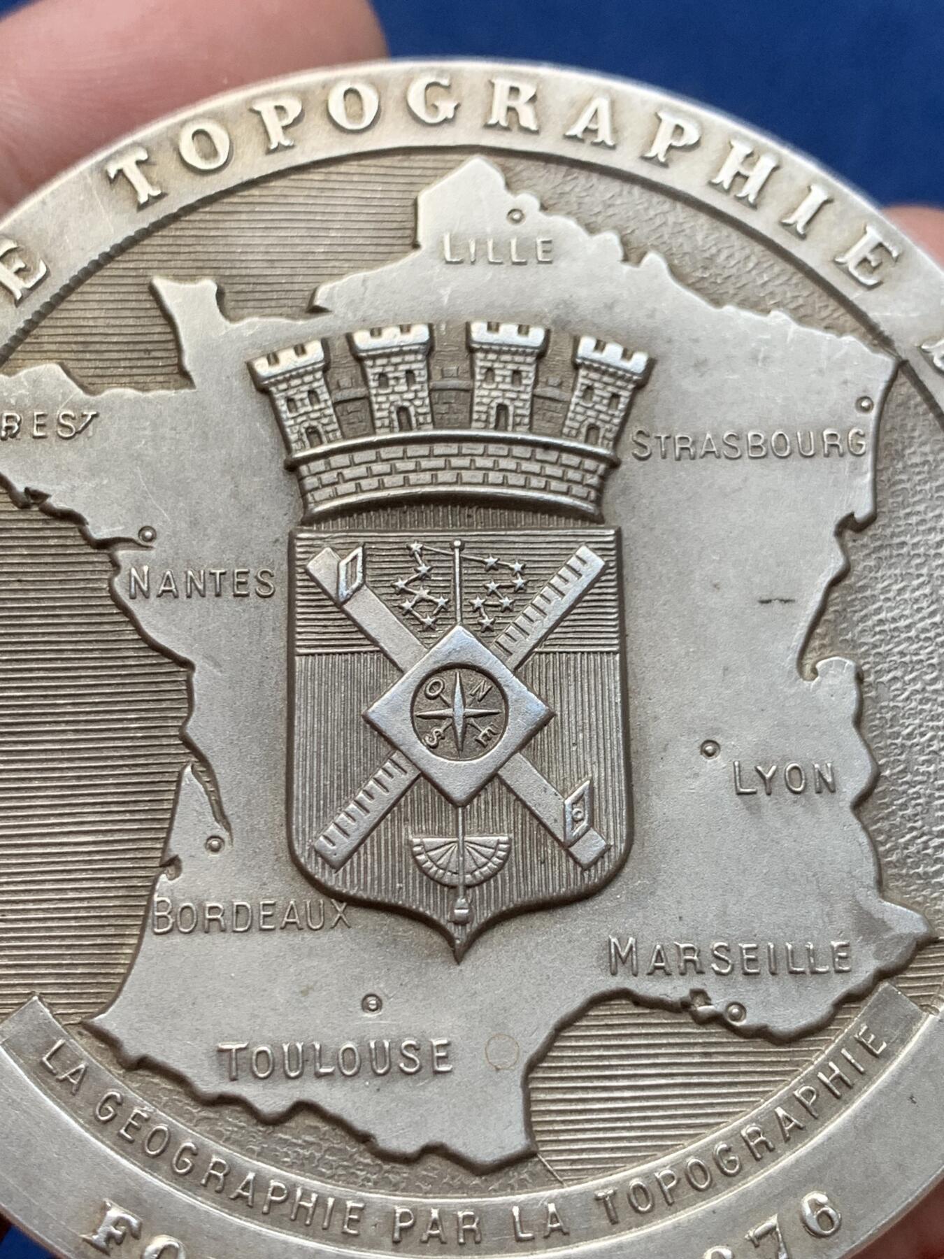 《竞宝斋》第299场- 周日，周一  2场连拍 （全场包邮） 1939年第三共和国银章，带盒，直径60mm，重111.81克