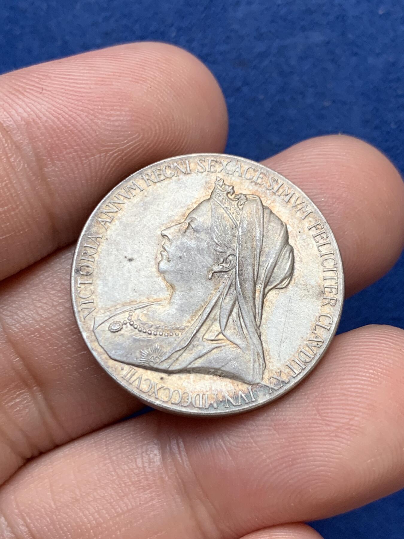 《竞宝斋》第299场- 周日，周一  2场连拍 （全场包邮） 英国 1897年  维多利亚女王 登基60周年 纪念银章 五彩包浆 保存的非常好 UNC状态 25.7mm 细节见图