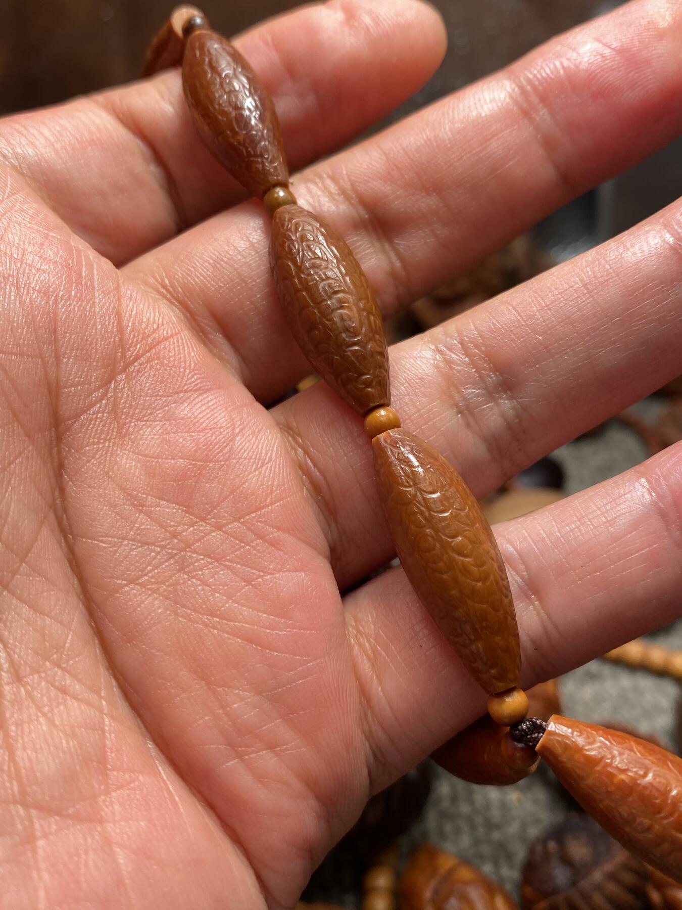 苏工核雕放漏价  苏工核雕铁核细长柳叶回纹珠，与众不同的硬货老籽，美不胜收，自然光，尺寸1。0x2.6喜欢的来
