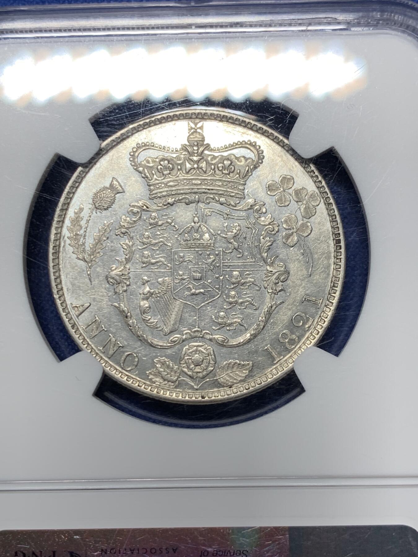 《竞宝斋》第299场- 周日，周一  2场连拍 （全场包邮） NGC AU55 英国1821年乔治四世三花版半克朗 最美半克朗 带淡彩，转光强烈 盒子边小磕