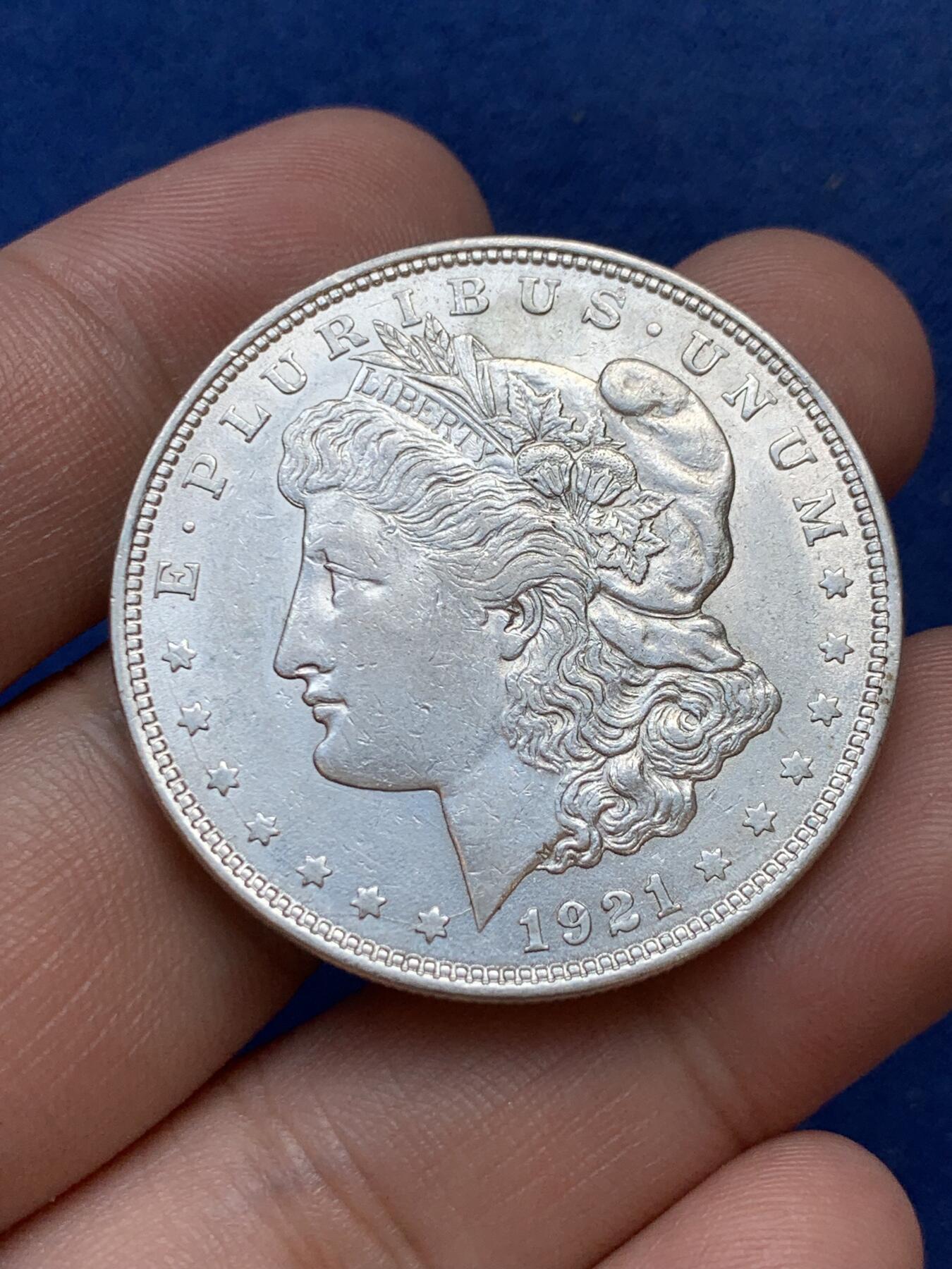 《竞宝斋》第299场- 周日，周一  2场连拍 （全场包邮） 2枚一组 美国摩根银币 一枚1921年通货好品带底光，一枚1881年品弱