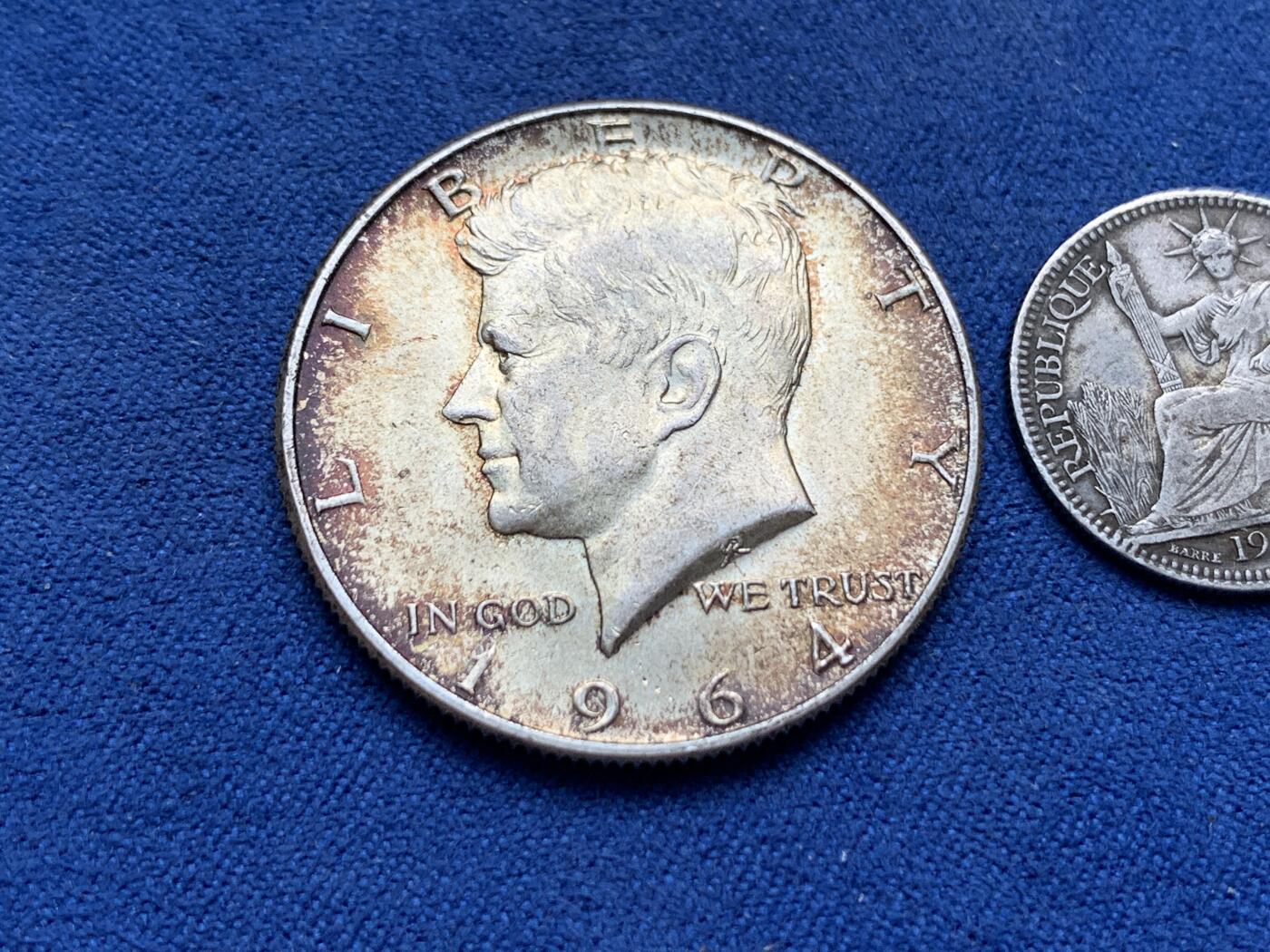 《竞宝斋》第299场- 周日，周一  2场连拍 （全场包邮） 两枚一组 1964高银版肯尼迪银币（双面五彩包浆）+1937坐洋银币十分（老味道老包浆）