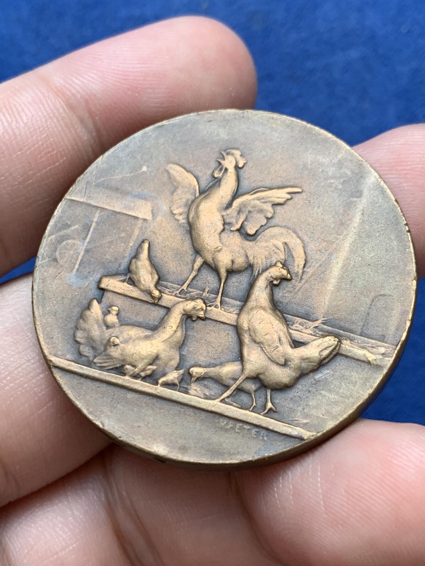 《竞宝斋》第299场- 周日，周一  2场连拍 （全场包邮） 法国铜章 几只鸡刻画精美 40.7mm 30.3克