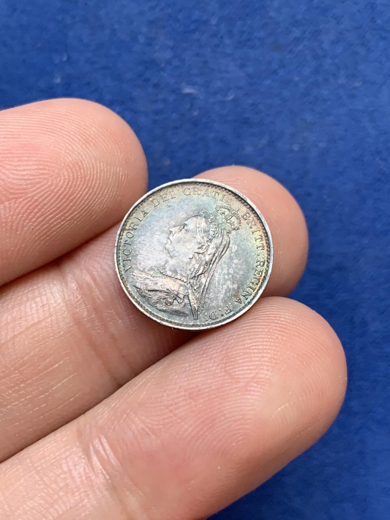 《竞宝斋》第299场- 周日，周一  2场连拍 （全场包邮） 英国1887年 维多利亚女皇三便士银币 转光品相 黑彩