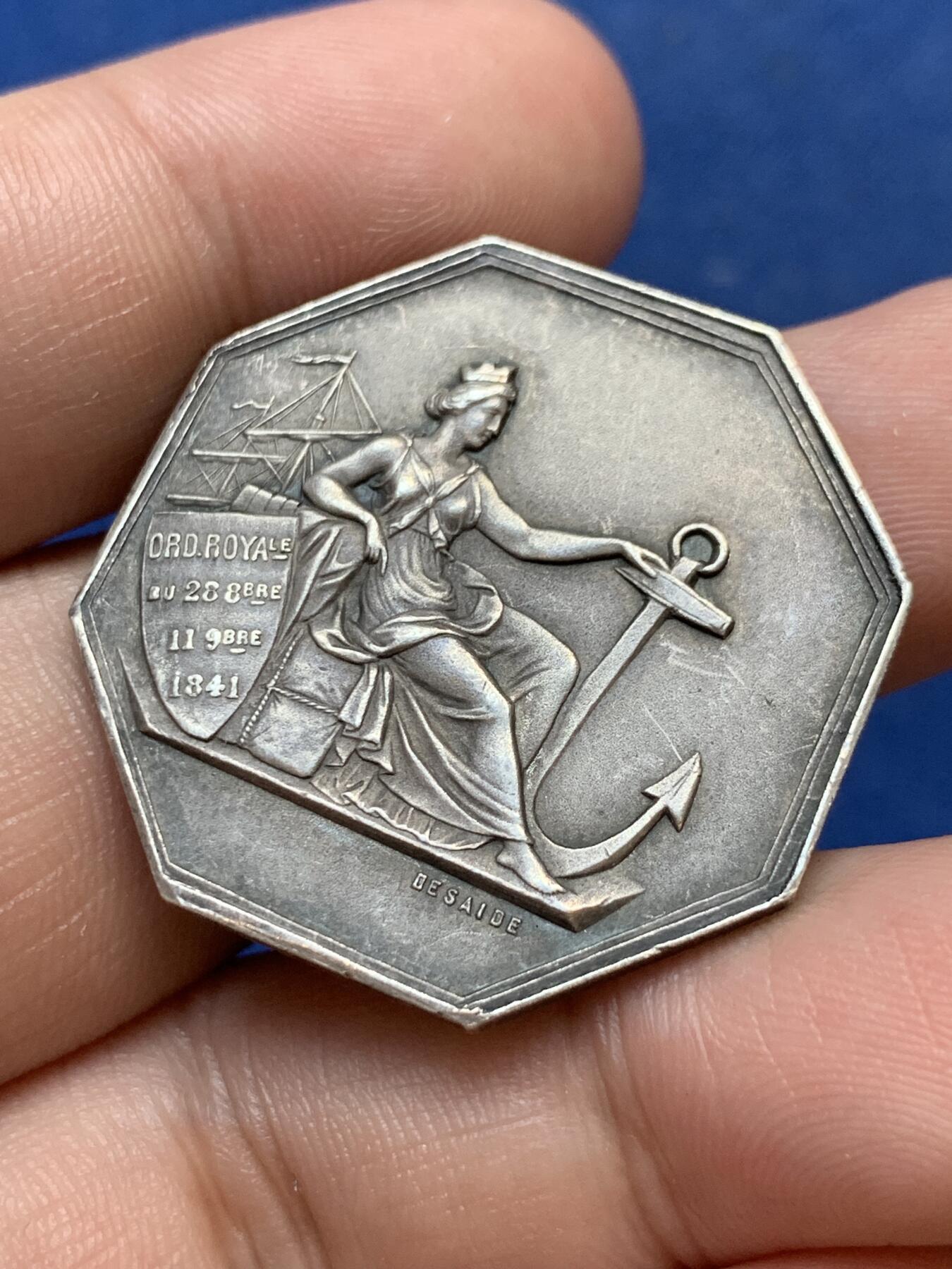 《竞宝斋》第299场- 周日，周一  2场连拍 （全场包邮） 法国贸易有限公司八角银质代币 直径32.9mm 重14.5克 野猪边铭