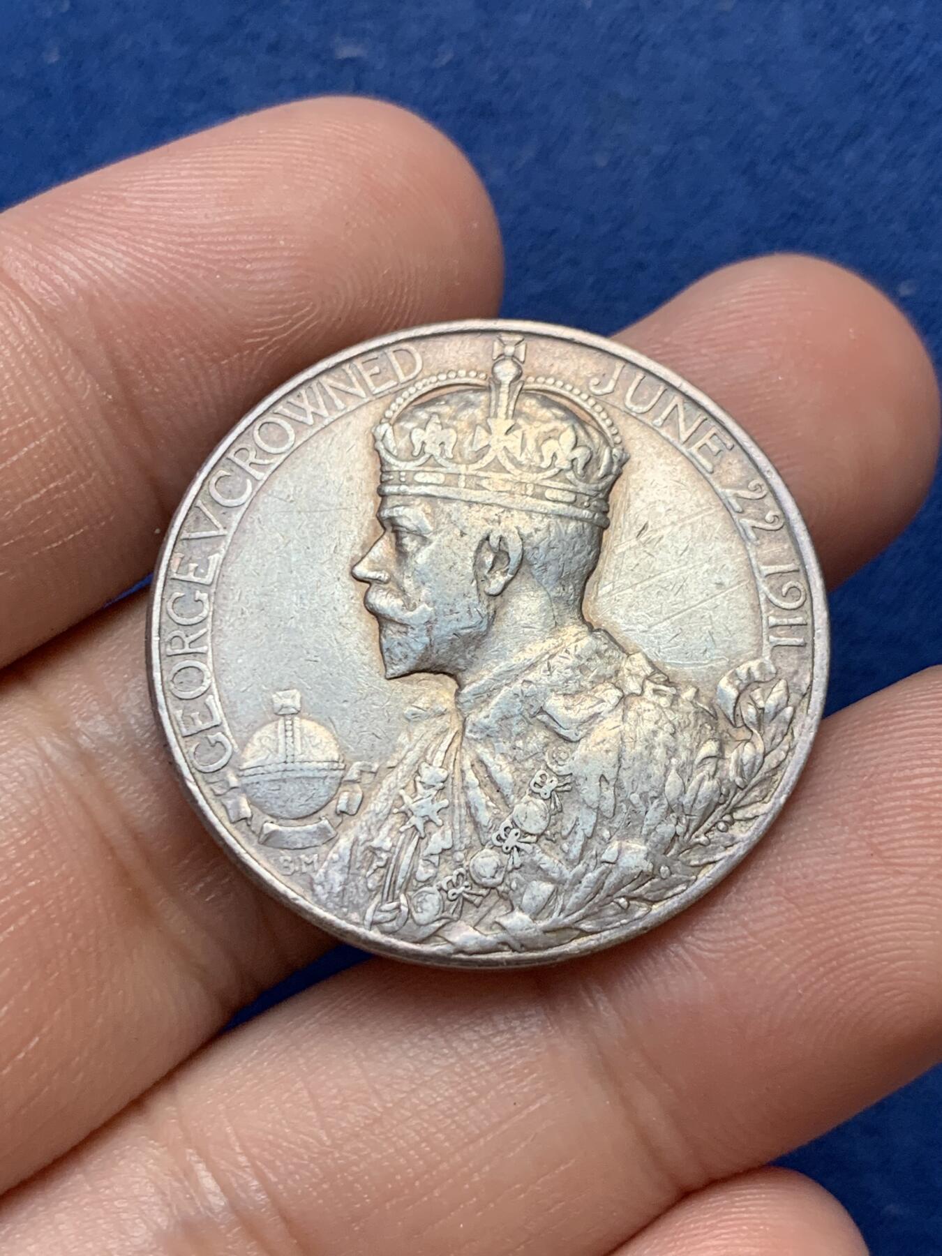 《竞宝斋》第299场- 周日，周一  2场连拍 （全场包邮） 1911年英国乔治五世国王皇后加冕礼银章12.6克 30.6mm