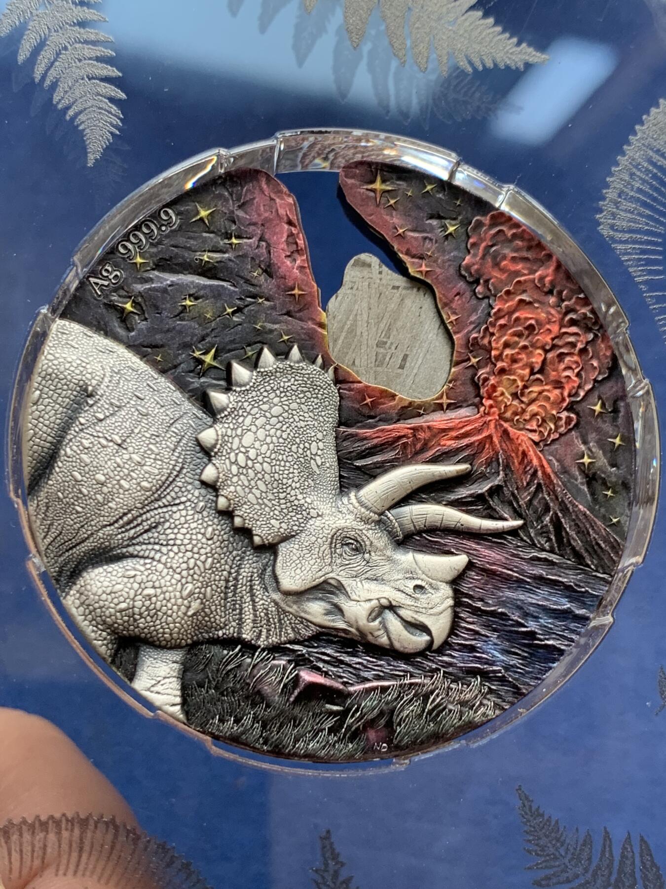 《竞宝斋》第299场- 周日，周一  2场连拍 （全场包邮） 纽埃2021冲击时刻恐龙灭绝陨石银币，由2盎司9999银和45亿年前Muonionalusta陨石制作，精致高浮雕与Numizzmi 合作打造。全球777枚，带原盒证书和原装亚克力展示盒，原价3200 稀缺品种 整套保存的非常好