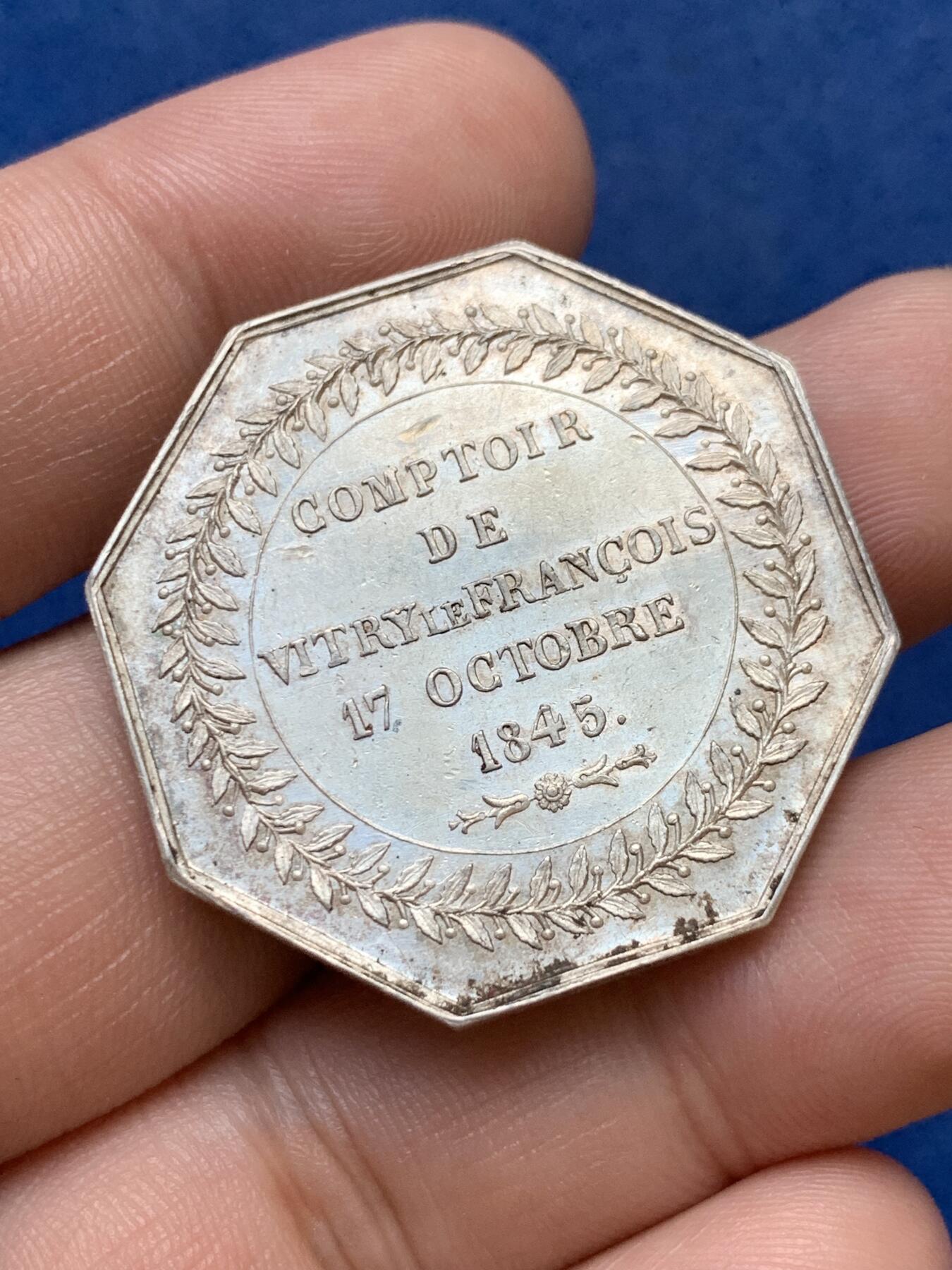 《竞宝斋》第299场- 周日，周一  2场连拍 （全场包邮） 法国保险信用联盟八角银质代币 女性形象的墨丘利，高浮雕，18.09g，34.3mm，手指边铭