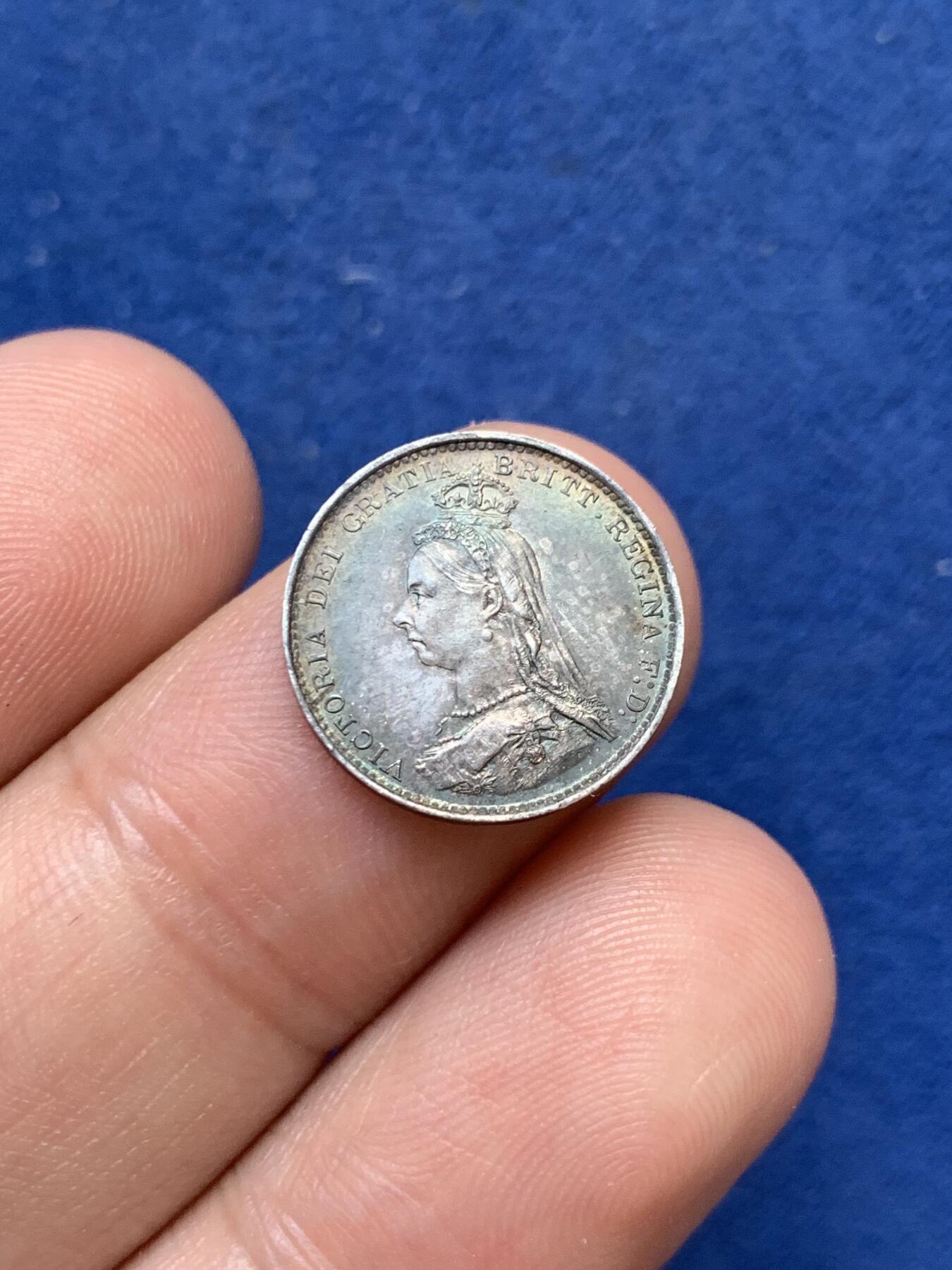 《竞宝斋》第299场- 周日，周一  2场连拍 （全场包邮） 英国1887年 维多利亚女皇三便士银币 转光品相 黑彩