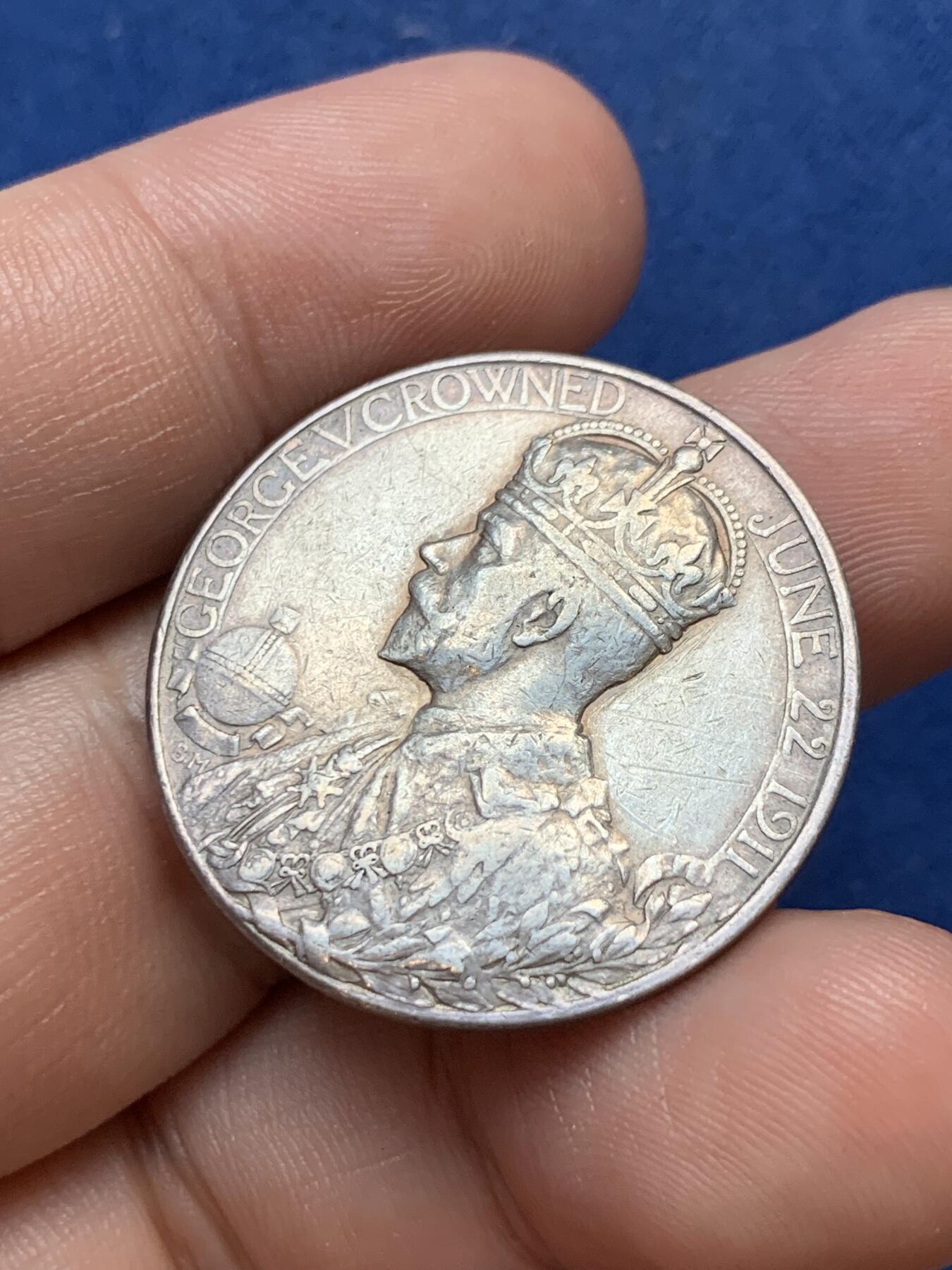 《竞宝斋》第299场- 周日，周一  2场连拍 （全场包邮） 1911年英国乔治五世国王皇后加冕礼银章12.6克 30.6mm