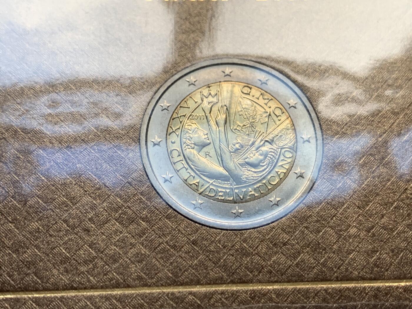 《竞宝斋》第299场- 周日，周一  2场连拍 （全场包邮） 2011梵蒂冈第26届世界2欧元 青年日卡册装 好东西