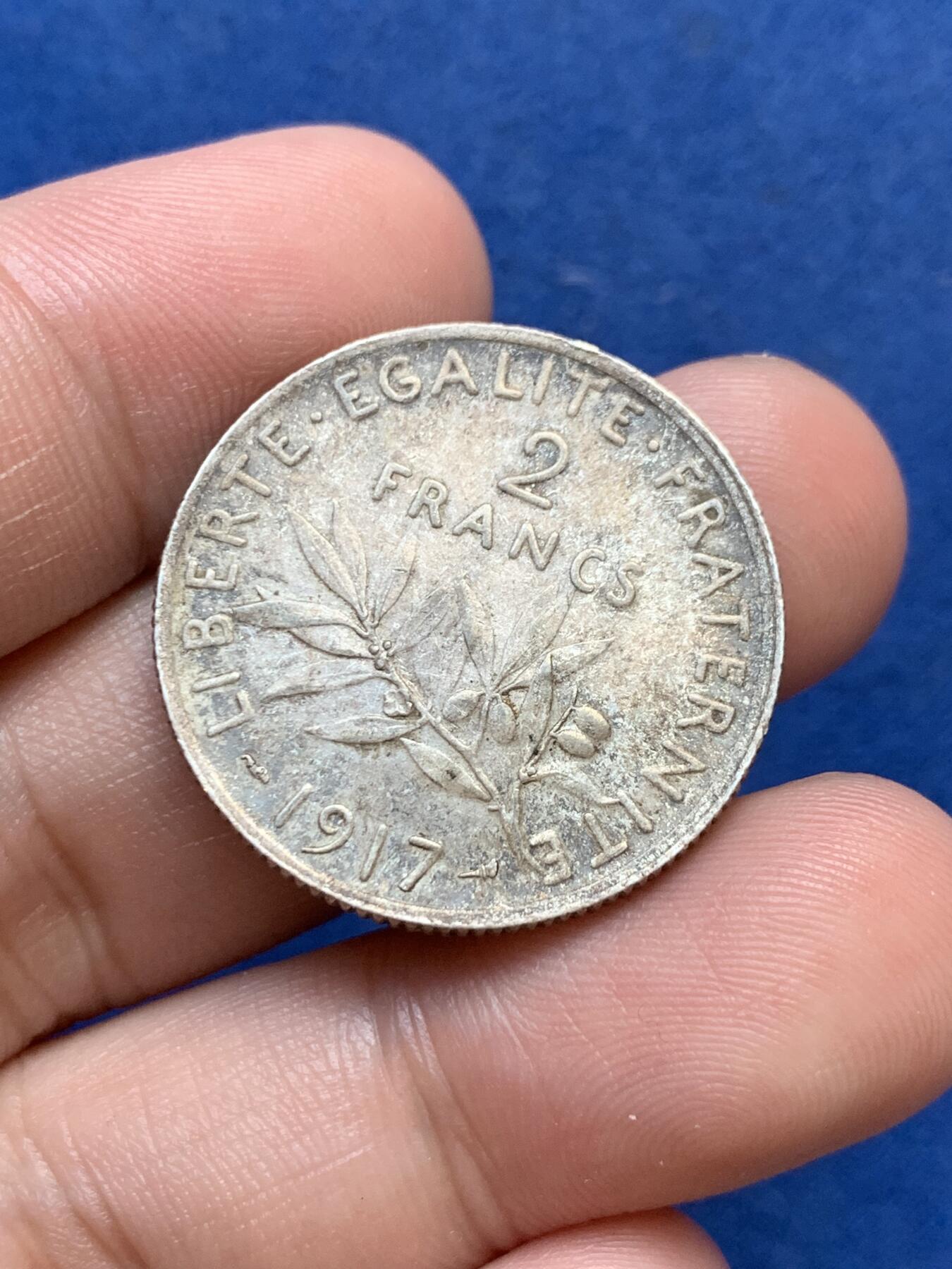 《竞宝斋》第299场- 周日，周一  2场连拍 （全场包邮） 法国 1917 2法郎银币  早期品粽 深五彩包浆 很不错