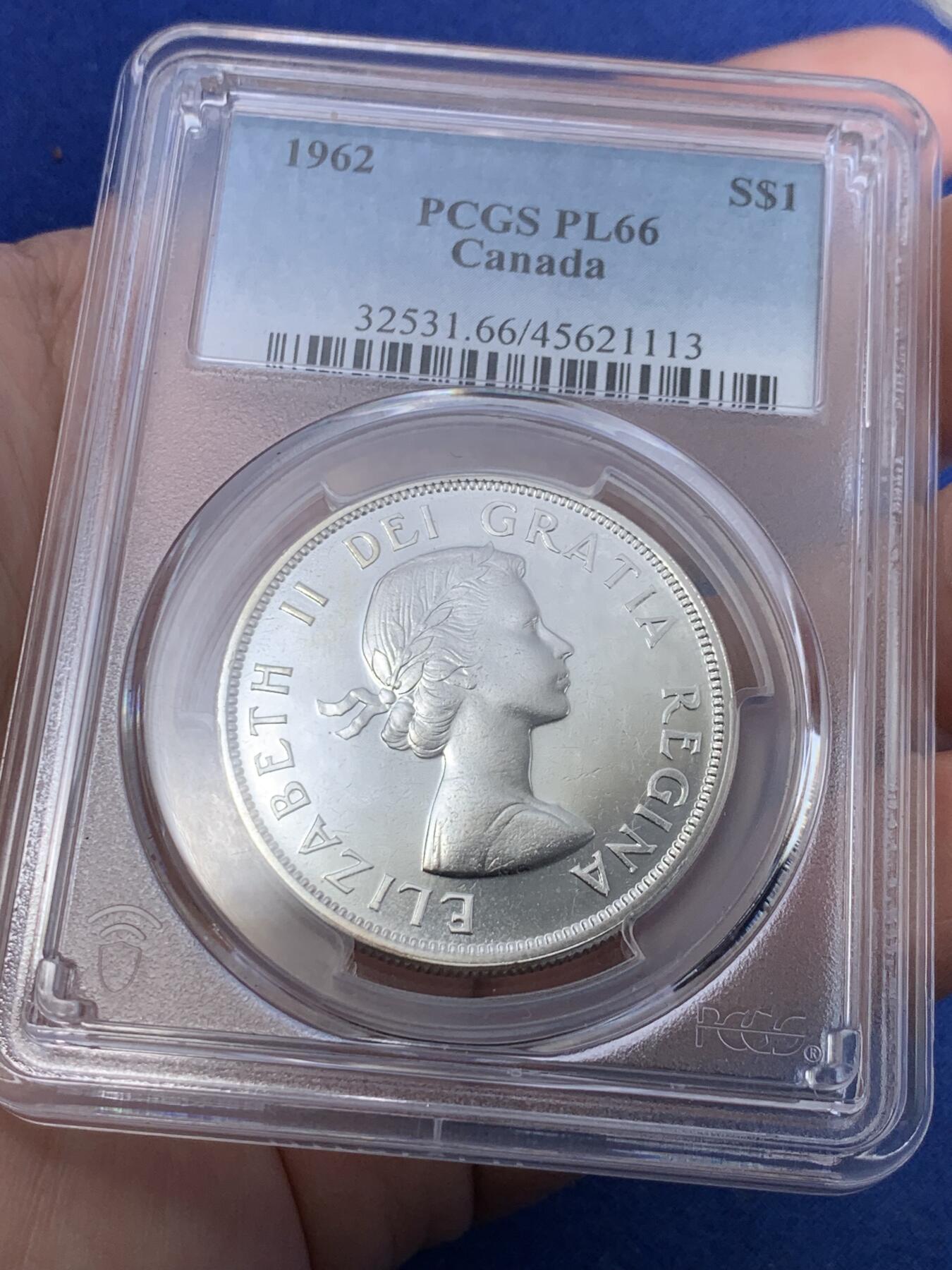 《竞宝斋》第299场- 周日，周一  2场连拍 （全场包邮） PCGS PL66 加拿大1962年独木舟划船1元银币 币面清爽干净又漂亮，类镜面效果，伊丽莎白二世青年头像，经典原住民划船图案，图案精美。