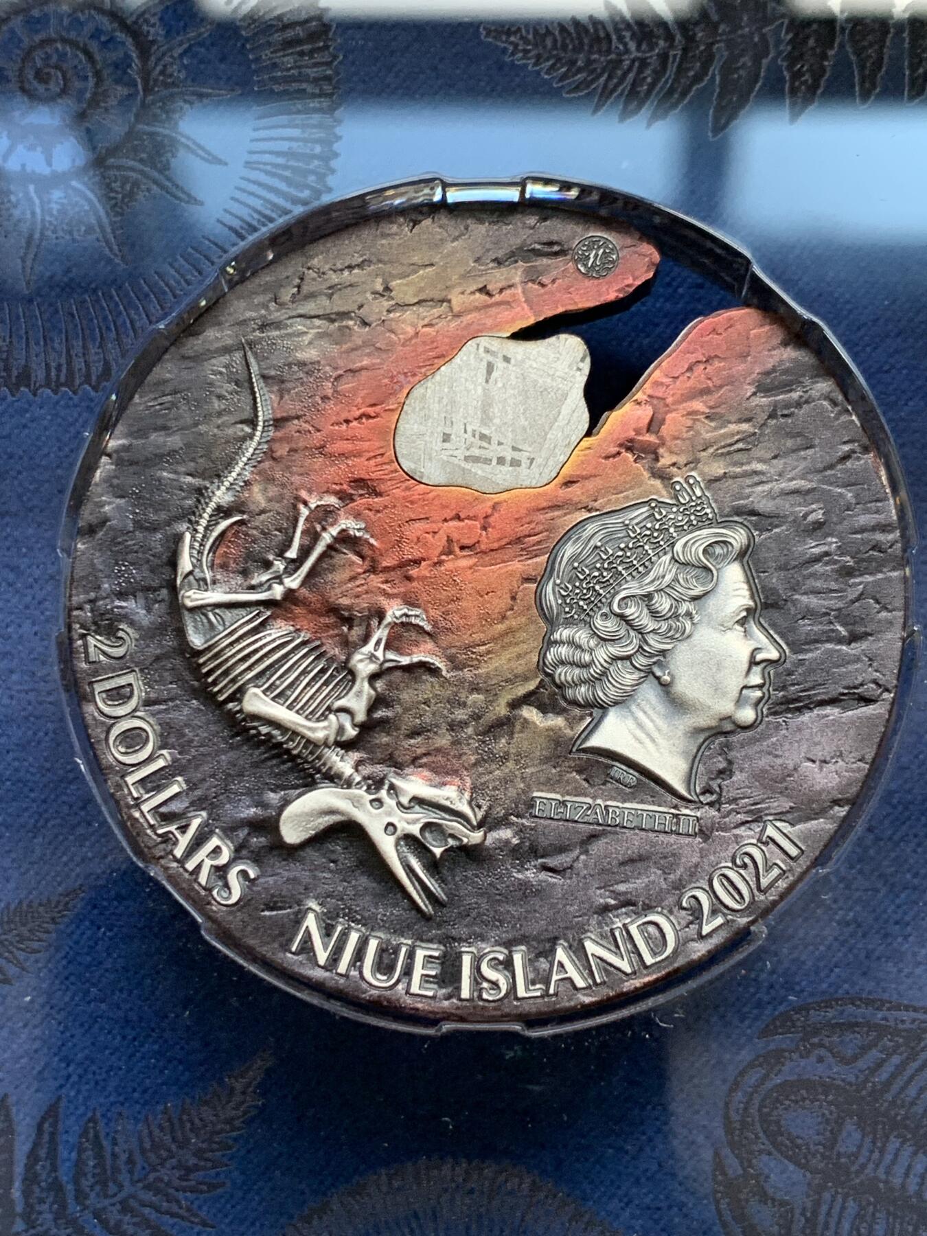 《竞宝斋》第299场- 周日，周一  2场连拍 （全场包邮） 纽埃2021冲击时刻恐龙灭绝陨石银币，由2盎司9999银和45亿年前Muonionalusta陨石制作，精致高浮雕与Numizzmi 合作打造。全球777枚，带原盒证书和原装亚克力展示盒，原价3200 稀缺品种 整套保存的非常好