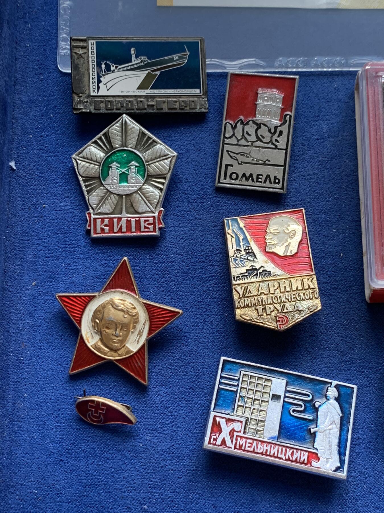 《竞宝斋》第299场- 周日，周一  2场连拍 （全场包邮） 苏联纪念章一组+原光分币一组9枚 +爱藏评级66分 人民币发行70周年纪念钞（ 面值50r 装帧精美 ）