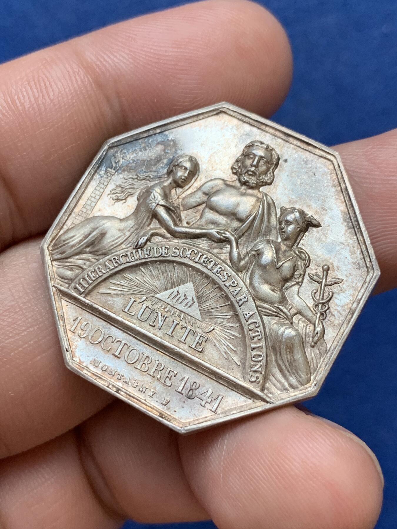 《竞宝斋》第299场- 周日，周一  2场连拍 （全场包邮） 法国保险信用联盟八角银质代币 女性形象的墨丘利，高浮雕，18.09g，34.3mm，手指边铭