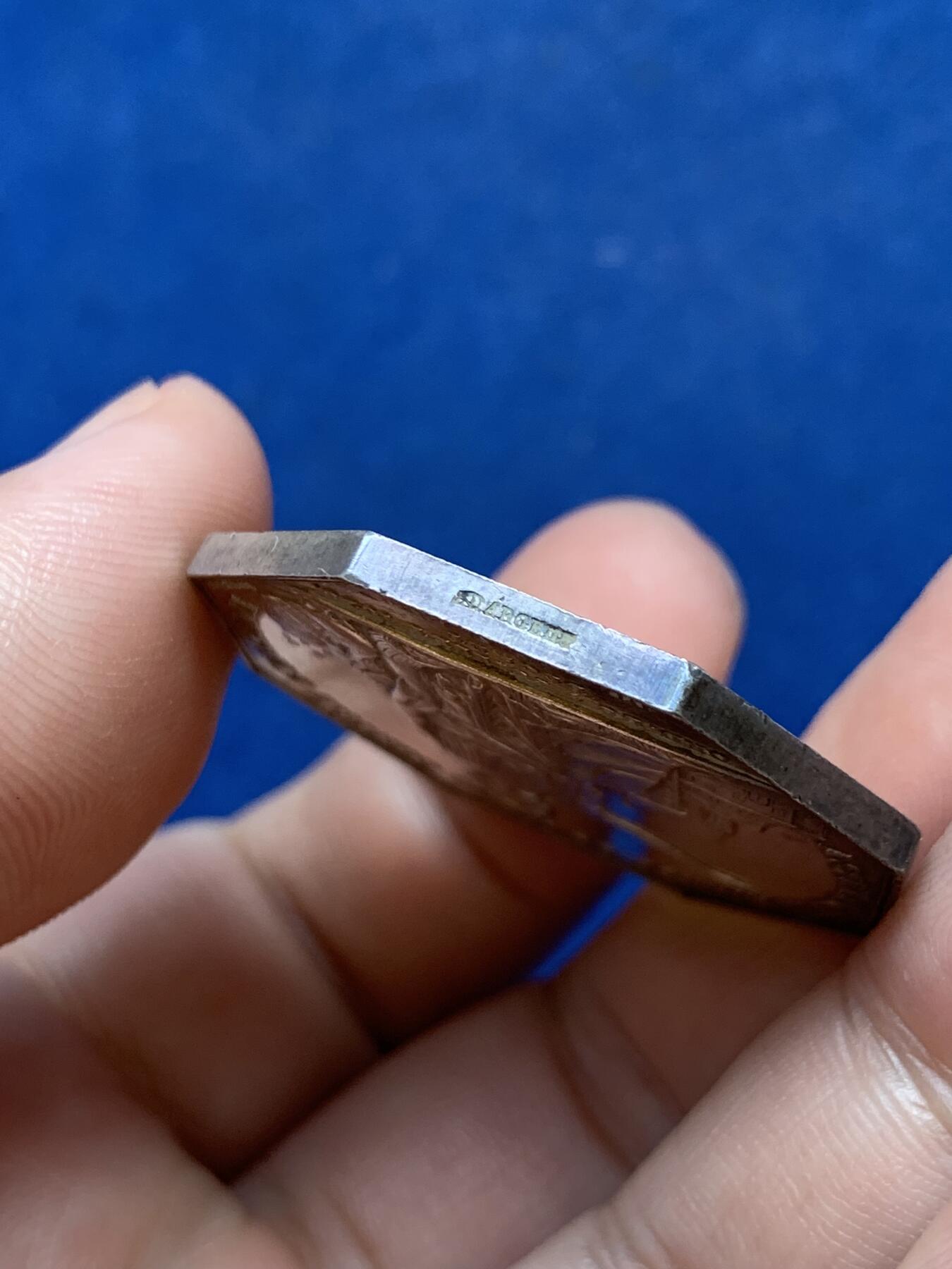 《竞宝斋》第299场- 周日，周一  2场连拍 （全场包邮） 法国勒芒房地产互助保险银质八角代币 35.7mm 19.8g 边铭手指ARGENT银标 极少见