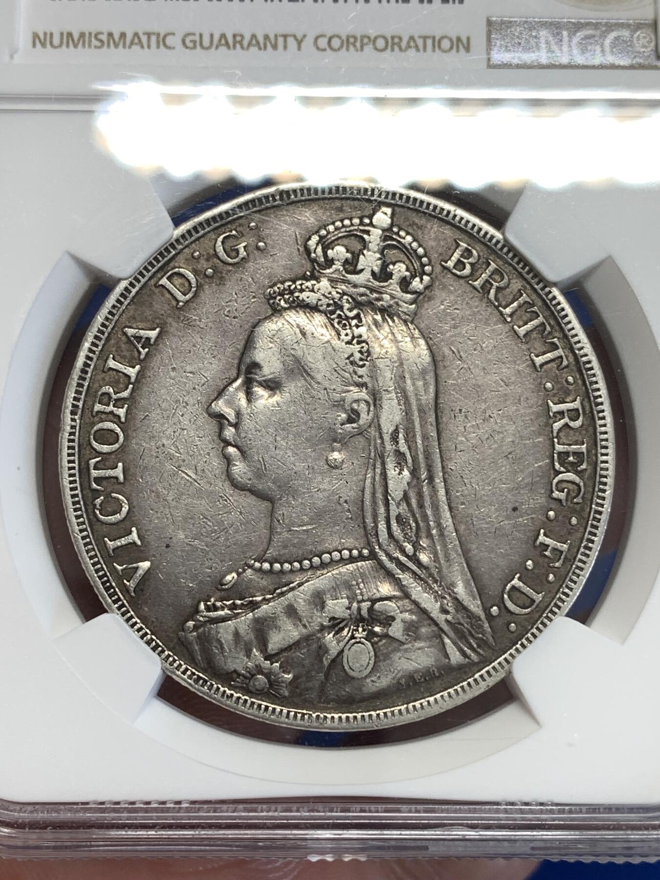 《竞宝斋》第299场- 周日，周一  2场连拍 （全场包邮） NGC XF45 英国1889年维多利亚高冠马剑1克朗大银币，28.2g