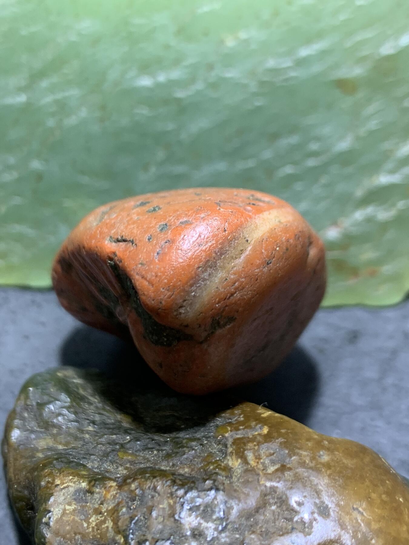 精美红皮柿子红开窗料南红玛瑙原石一颗，