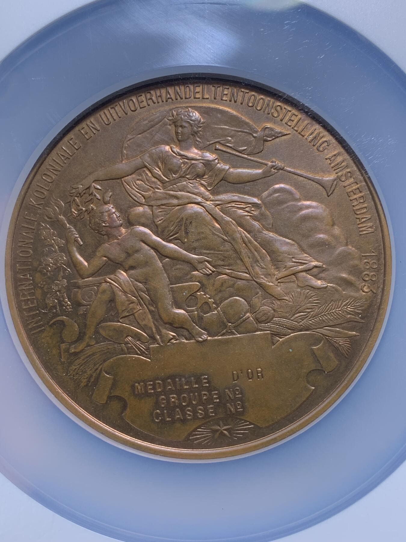 《竞宝斋》第299场- 周日，周一  2场连拍 （全场包邮） NGC MS63BN 荷兰1883年威廉三世博览会超大铜章牌 阿姆斯特丹世界博览会暨国际殖民和出口贸易展览会，正面头像是国王威廉三世，直径69.5mm  加厚盒装