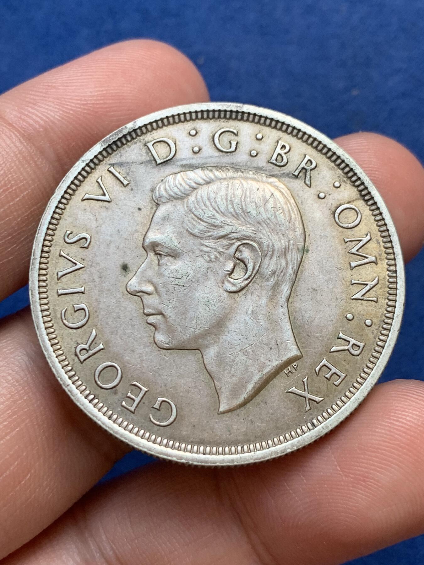 《竞宝斋》第299场- 周日，周一  2场连拍 （全场包邮） 英国1937年 乔治六世一克朗银币 AU带专光 背面品相很好加