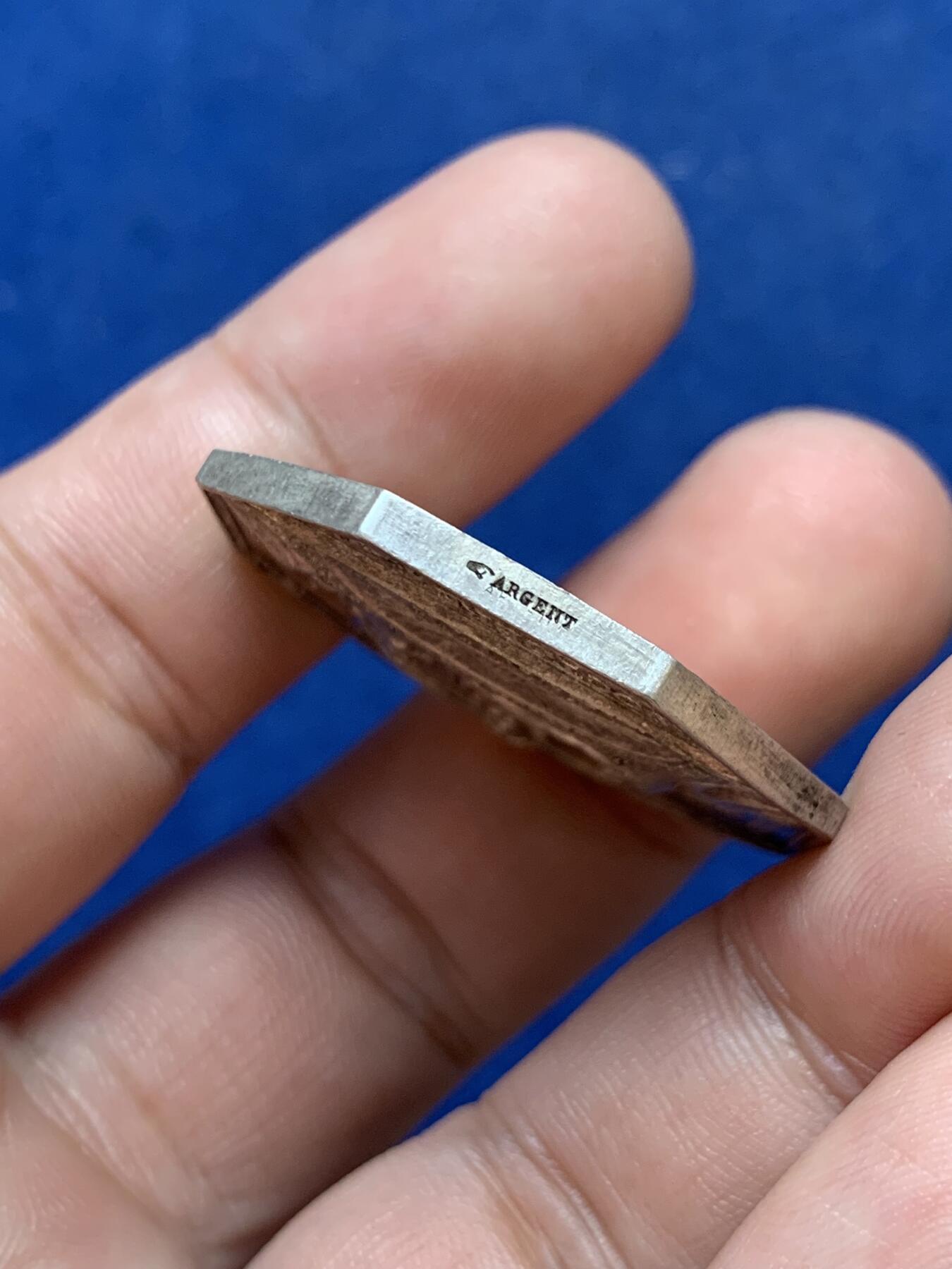 《竞宝斋》第299场- 周日，周一  2场连拍 （全场包邮） 法国保险信用联盟八角银质代币 女性形象的墨丘利，高浮雕，18.09g，34.3mm，手指边铭