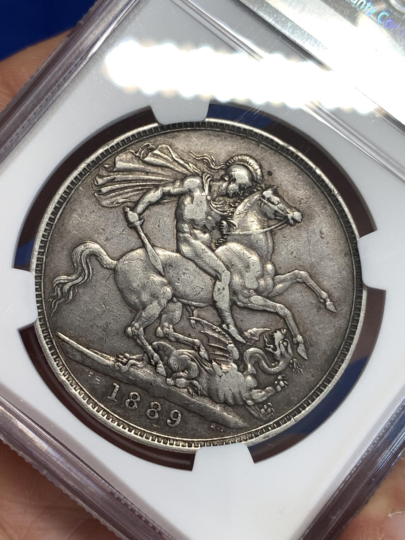 《竞宝斋》第299场- 周日，周一  2场连拍 （全场包邮） NGC XF45 英国1889年维多利亚高冠马剑1克朗大银币，28.2g